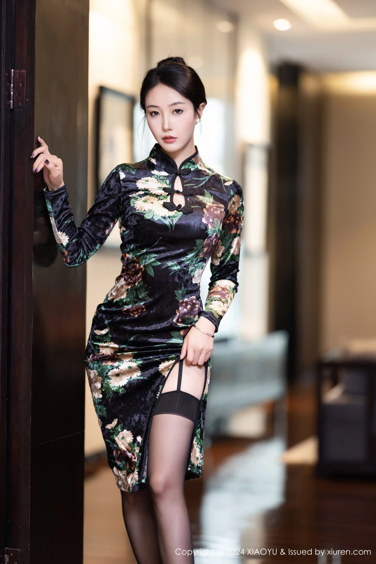 秀人集.com_[XiaoYu画语界]Vol.1218_模特苏苏阿性感黑色旗袍露黑色蕾丝内衣配超薄黑丝迷人诱惑写真83P