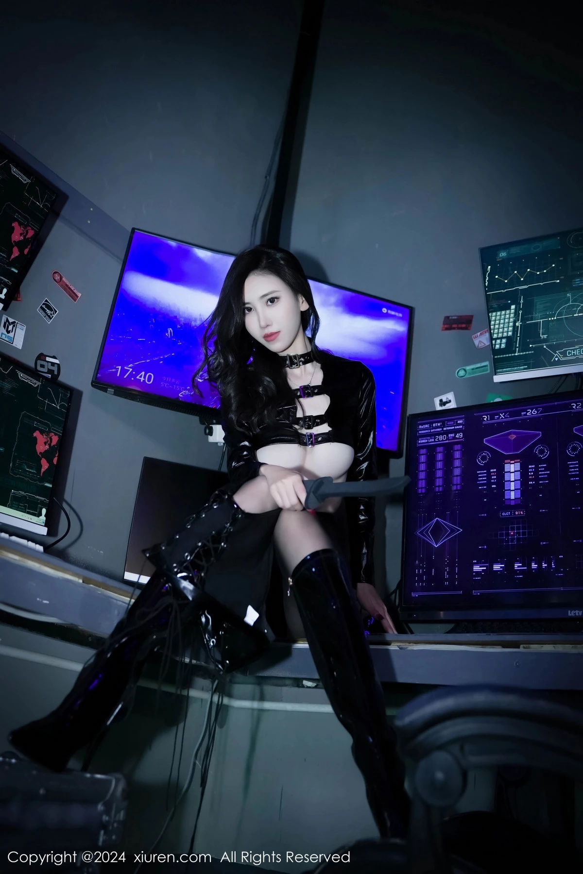 秀人集.com_[XiuRen秀人网]No.8219_模特章芃芃黑色皮质服饰配黑皮短裙露超薄黑丝秀美腿诱惑写真71P