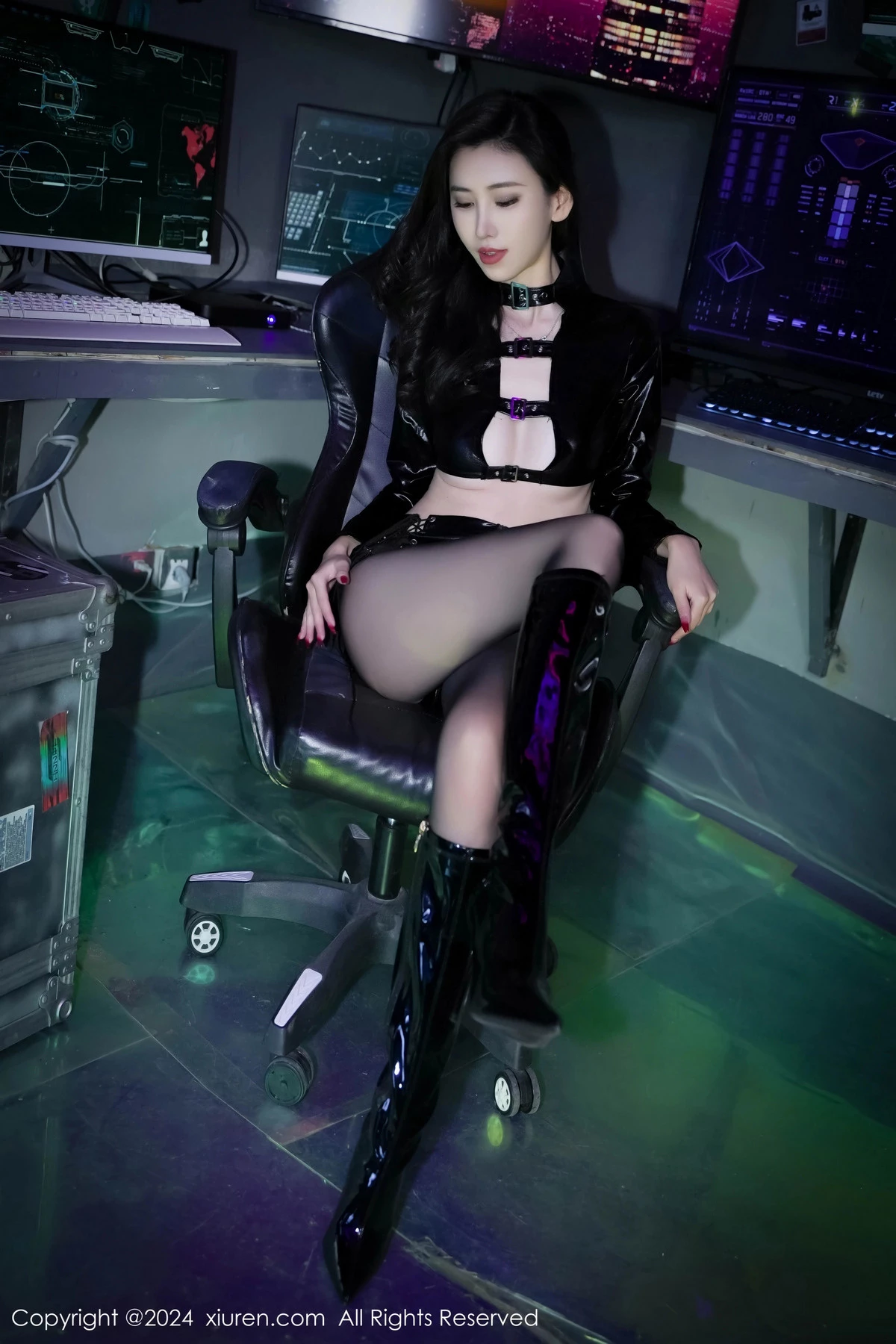 秀人集.com_[XiuRen秀人网]No.8219_模特章芃芃黑色皮质服饰配黑皮短裙露超薄黑丝秀美腿诱惑写真71P