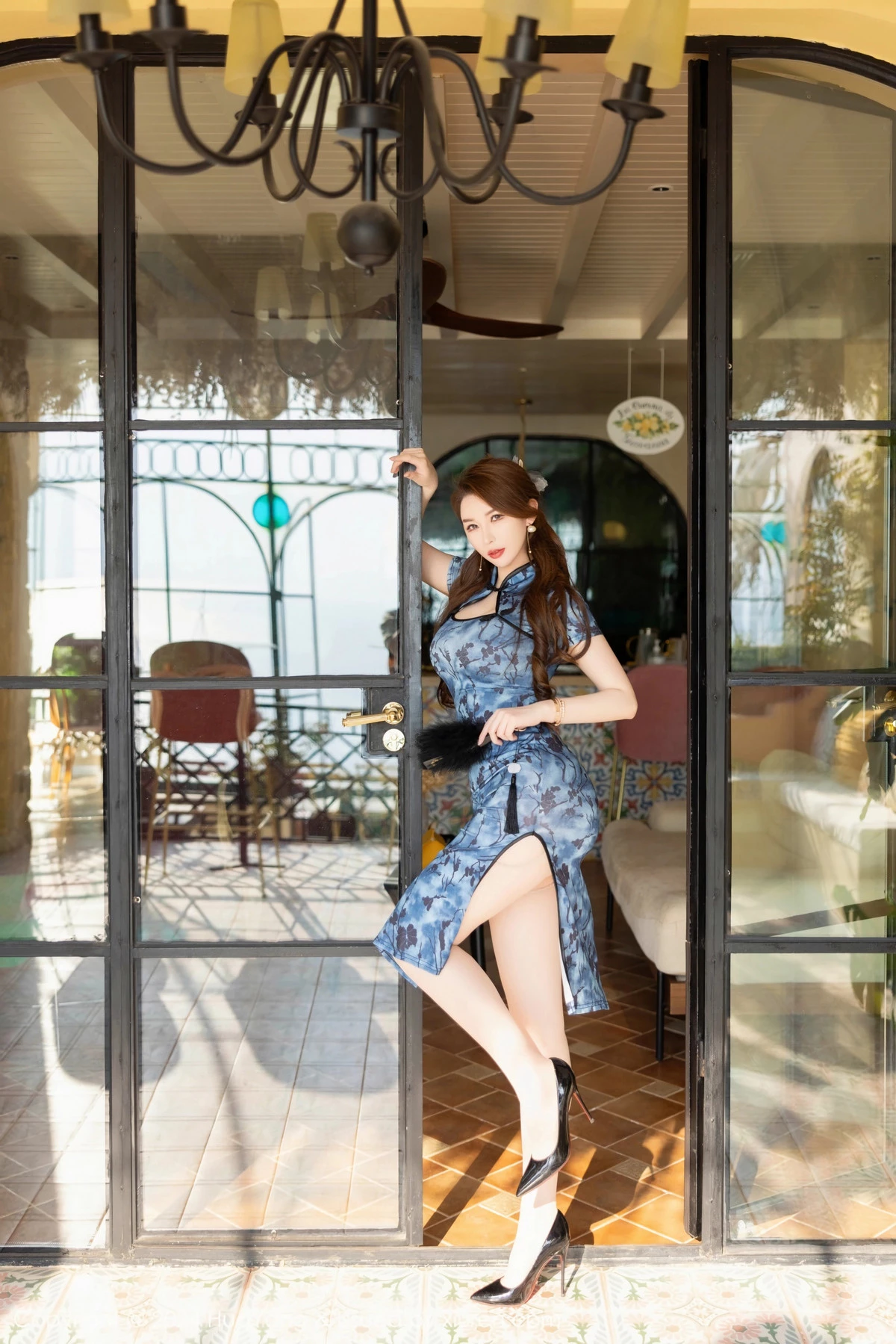 秀人集.com_[HuaYang花漾]Vol.571_女神尤妮丝Egg深色旗袍露性感蓝色蕾丝内衣配开档肉丝诱惑写真70P