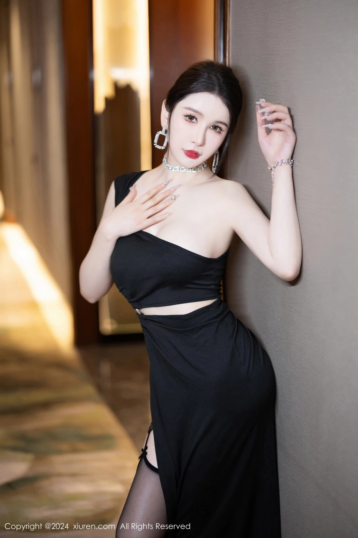 秀人集.com_[XiuRen秀人网]No.8222_女神李丽莎性感黑色蕾丝连体服饰配黑丝袜秀完美身材诱惑写真72P