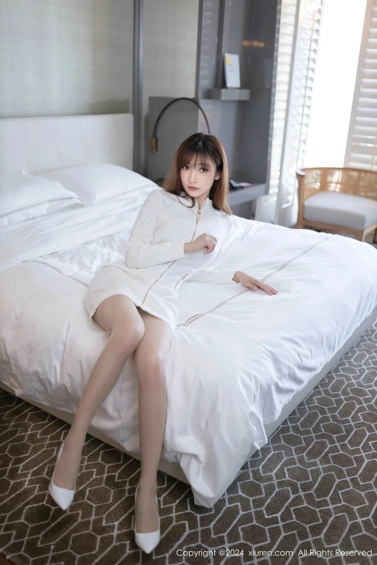 秀人集.com_[XiuRen秀人网]No.8233_模特陆萱萱白色上衣露银色内衣配超薄肉丝秀柔美身姿诱惑写真80P