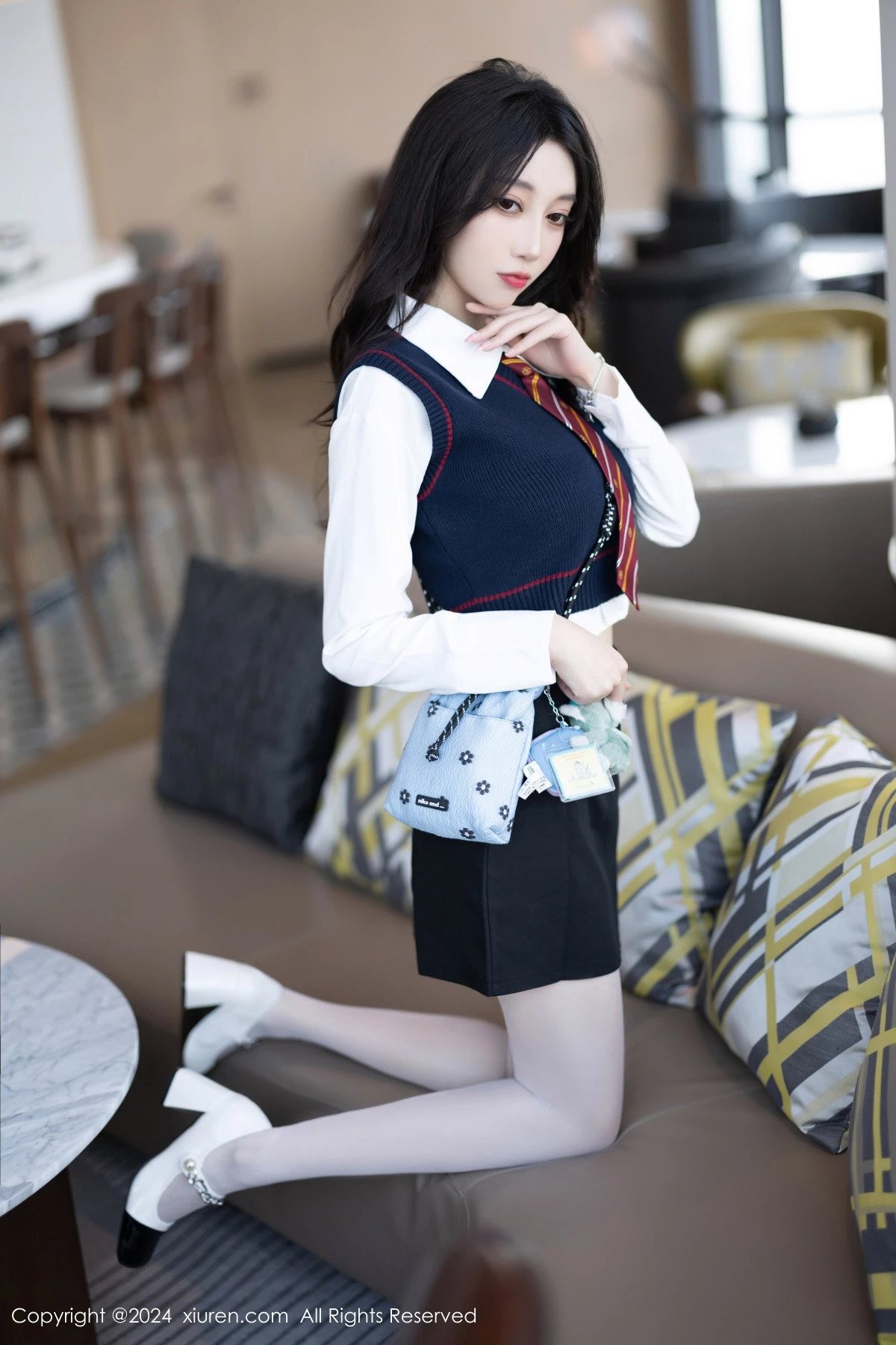 秀人集.com_[XiuRen秀人网]No.8247_模特玥儿玥性感白衬衫配黑色短裙露紫色内衣配开档白丝迷人写真82P