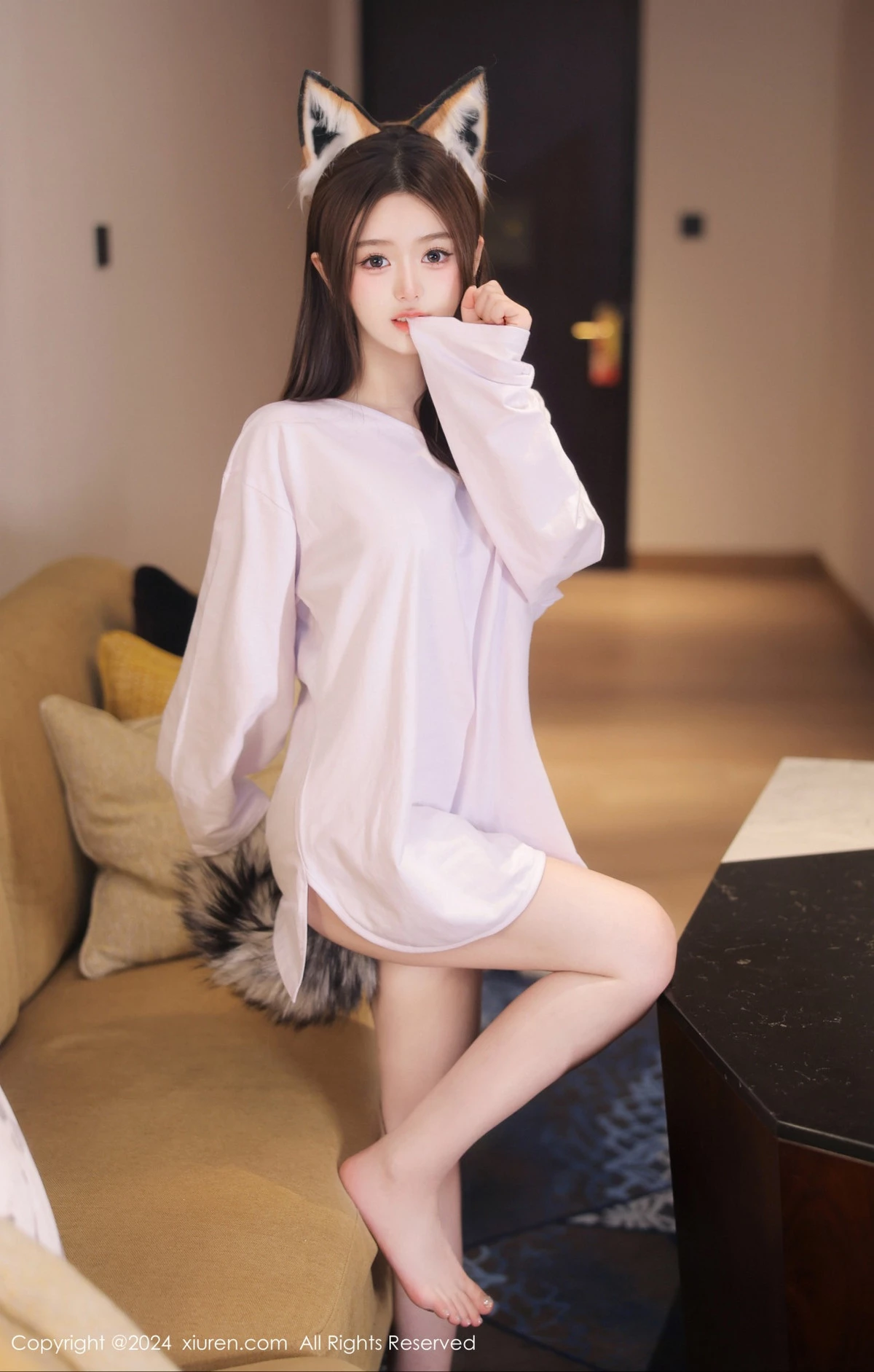 秀人集.com_[XiuRen秀人网]No.8245_新人模特媃柔性感狐狸装扮白色上衣半脱秀惹火身材撩人诱惑写真87P