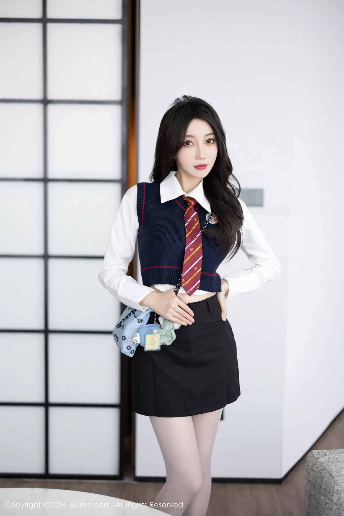 秀人集.com_[XiuRen秀人网]No.8247_模特玥儿玥性感白衬衫配黑色短裙露紫色内衣配开档白丝迷人写真82P