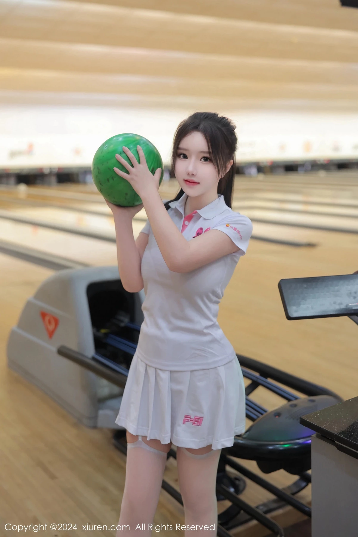 秀人集.com_[XiuRen秀人网]No.8118_模特小薯条nienie球馆场景性感运动短裙套装秀丰腴身材诱惑写真80P