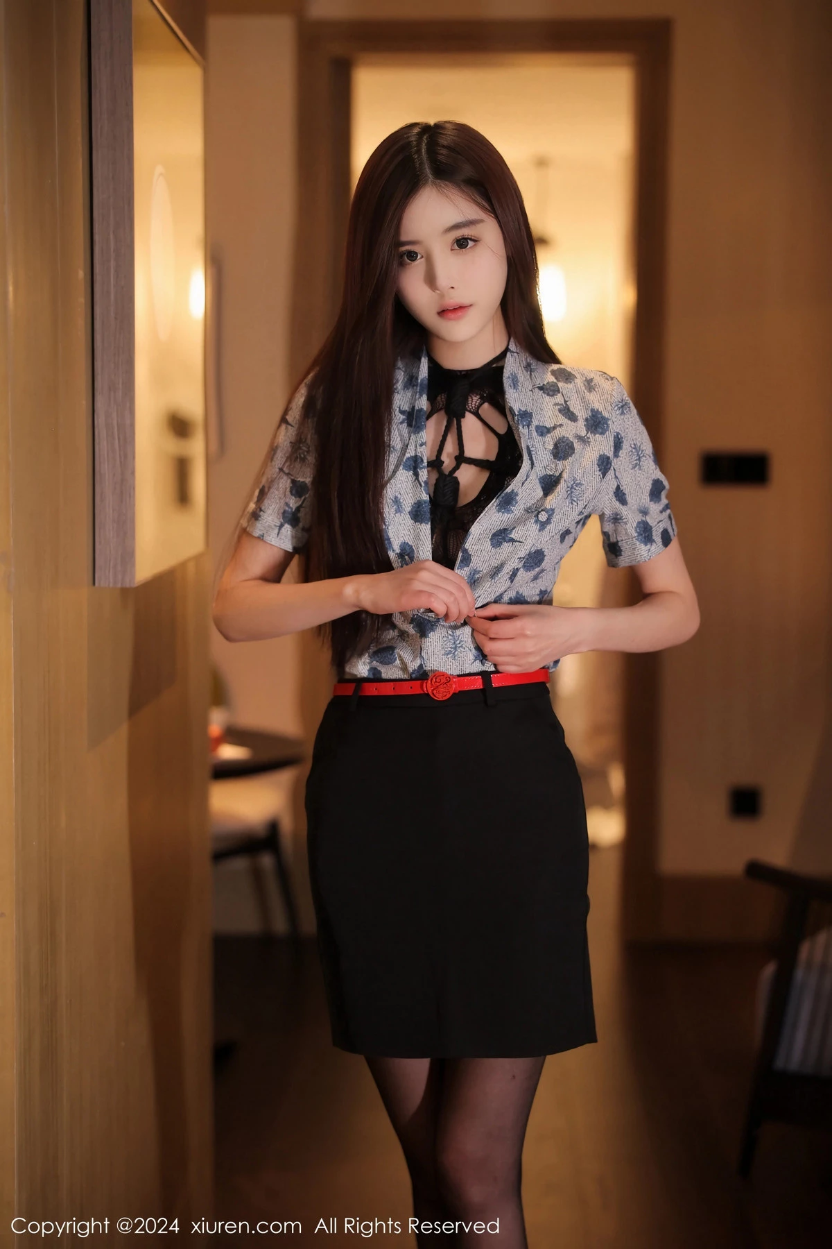秀人集.com_[XiuRen秀人网]No.8125_模特晚苏susu性感空姐制服露黑色蕾丝内衣配超薄黑丝魅惑写真81P