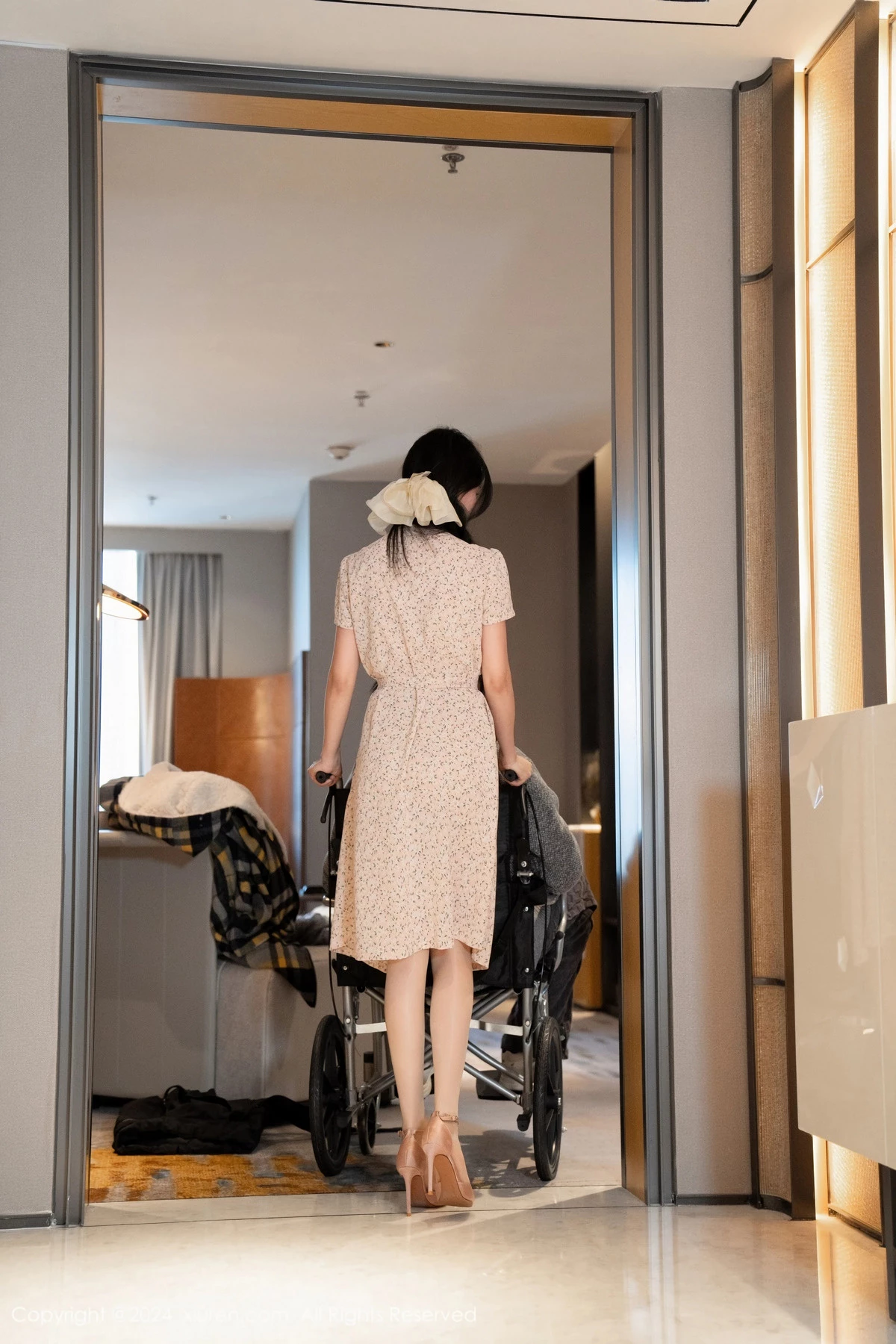 秀人集.com_[XiuRen秀人网]No.8130_模特利世家政服务主题性感浅色连衣短裙露浅色内衣迷人诱惑写真90P