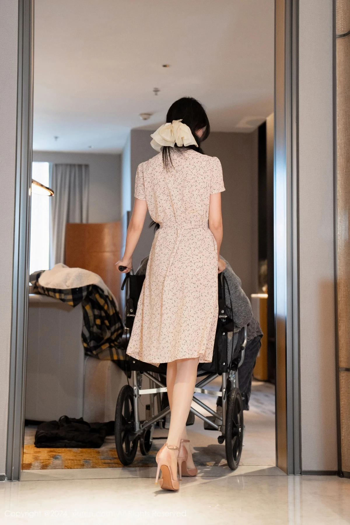 秀人集.com_[XiuRen秀人网]No.8130_模特利世家政服务主题性感浅色连衣短裙露浅色内衣迷人诱惑写真90P