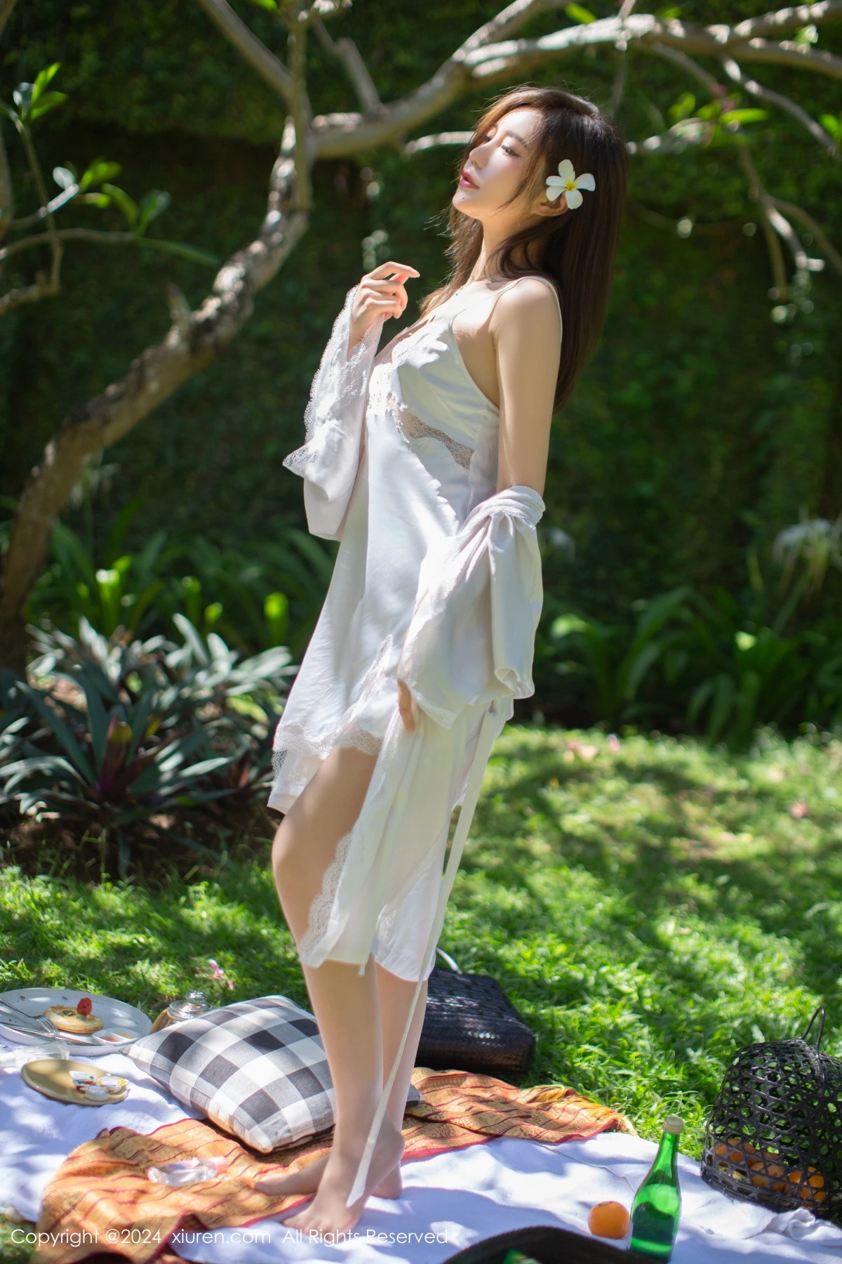 秀人集.com_[XiuRen秀人网]No.8256_女神绮里嘉ula户外性感白色吊带裙配超薄肉丝秀惹火身材诱惑写真75P