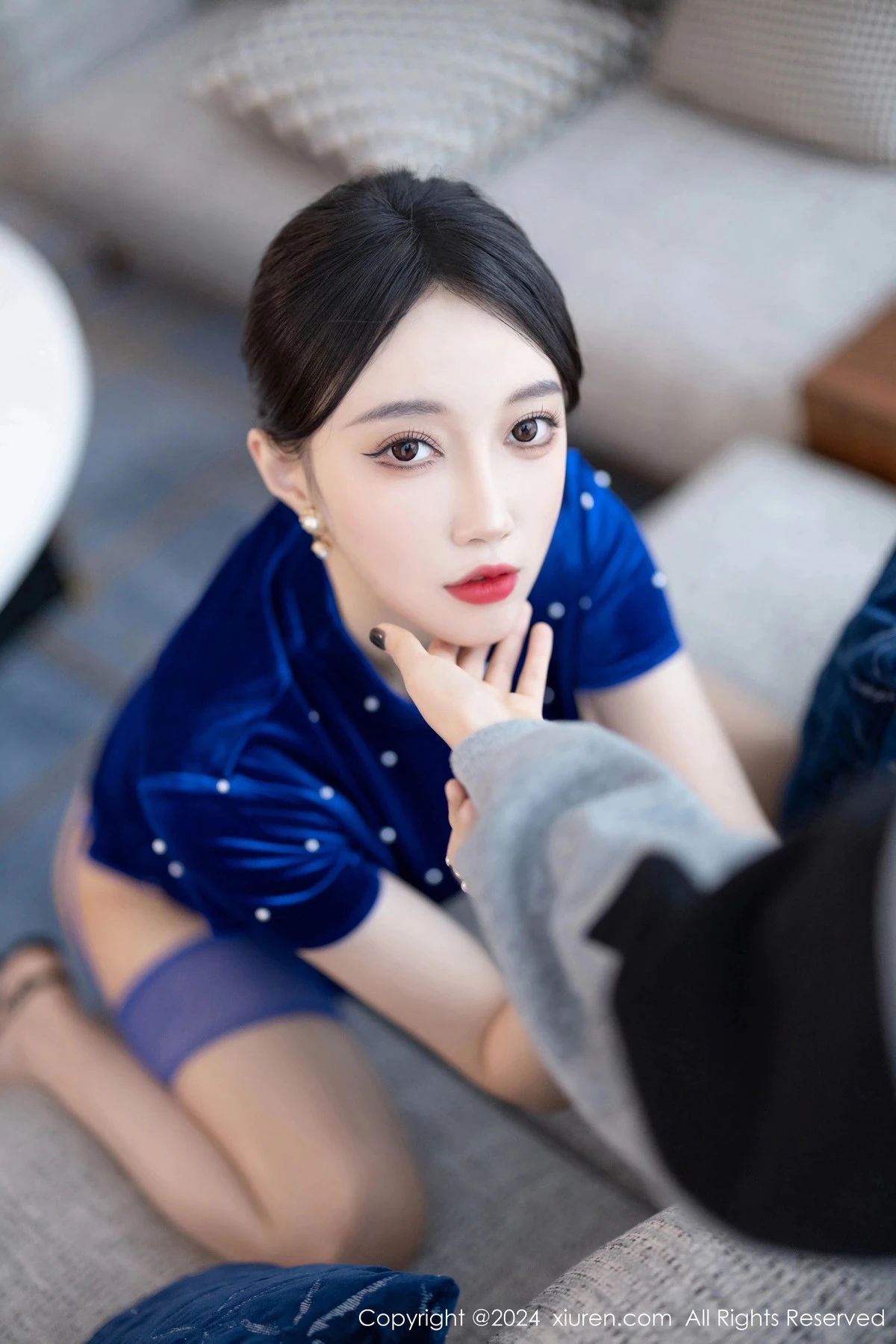 秀人集.com_[XiuRen秀人网]No.8298_模特玥儿玥性感蓝短裙露黑色内衣配蓝丝吊袜秀曼妙身姿诱惑写真80P