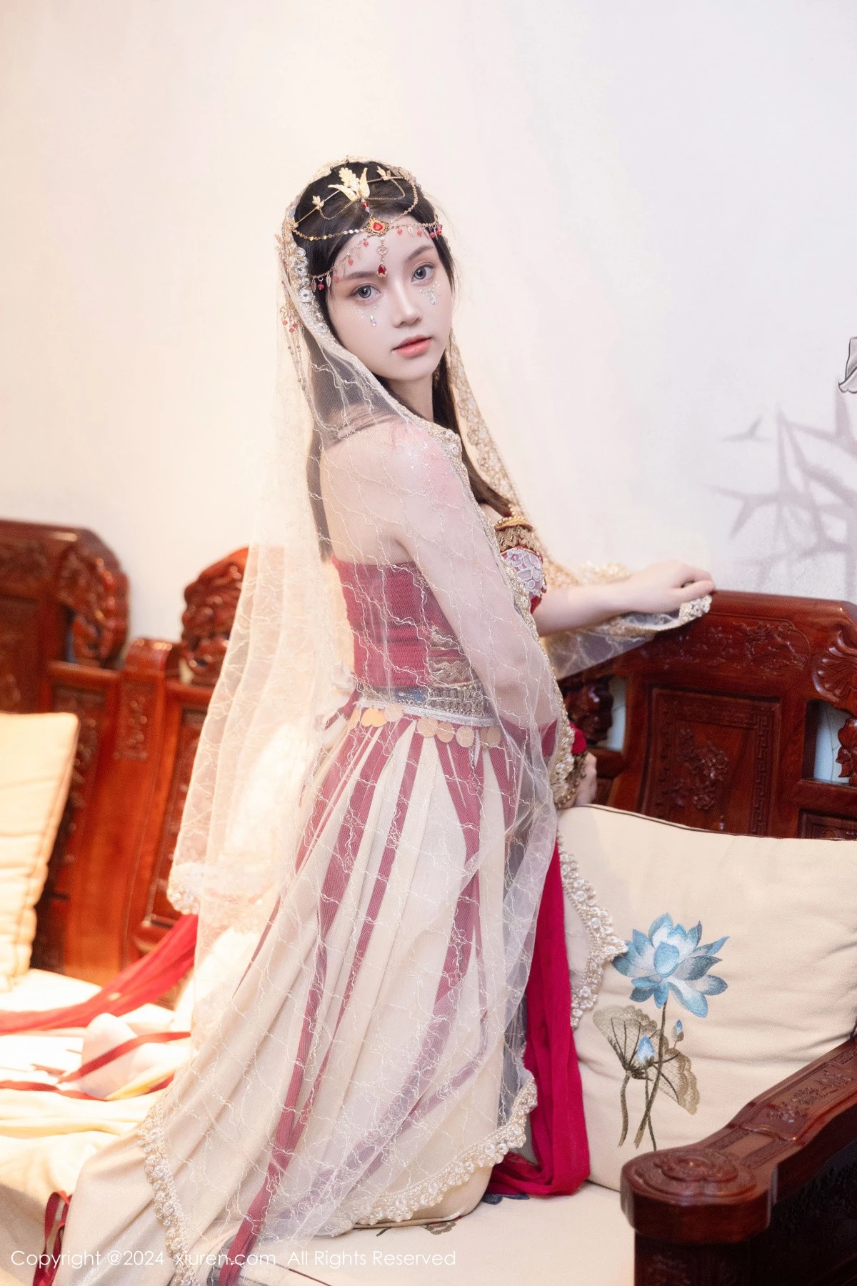 秀人集.com_[XiuRen秀人网]No.8349_模特豆瓣酱性感红色薄纱西域服饰半脱秀丰腴身材撩人诱惑写真82P