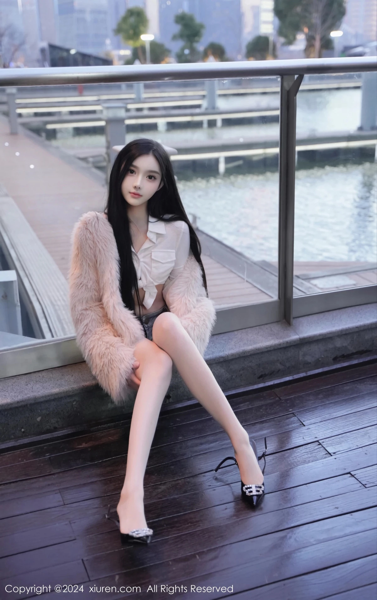 秀人集.com_[XiuRen秀人网]No.8261_模特龙雪儿性感白色上衣配超短牛仔裤秀曼妙身姿撩人诱惑写真77P