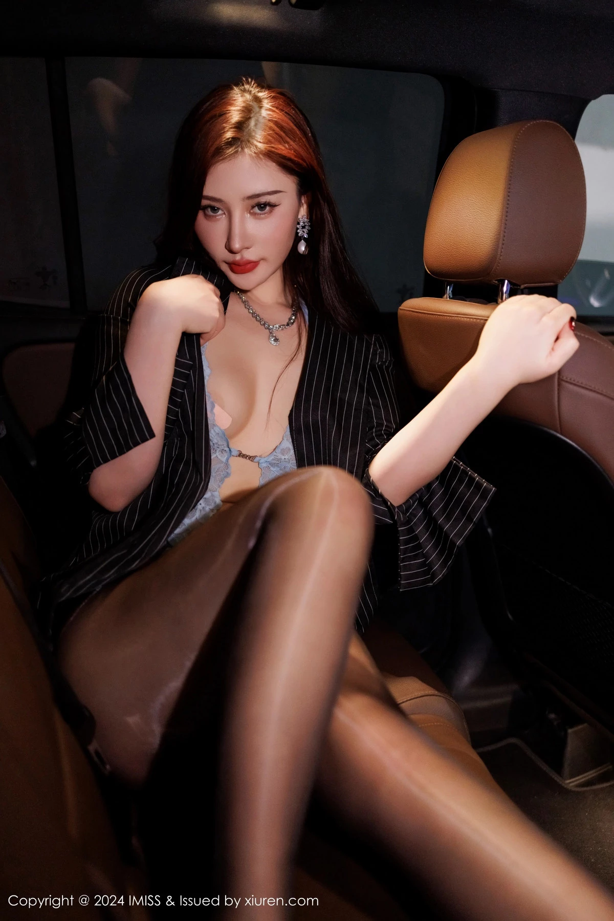 秀人集.com_[IMISS爱蜜社]Vol.768_模特蕾蕾醒了没性感黑色收身服饰配闪亮黑丝秀丰腴身材诱惑写真60P