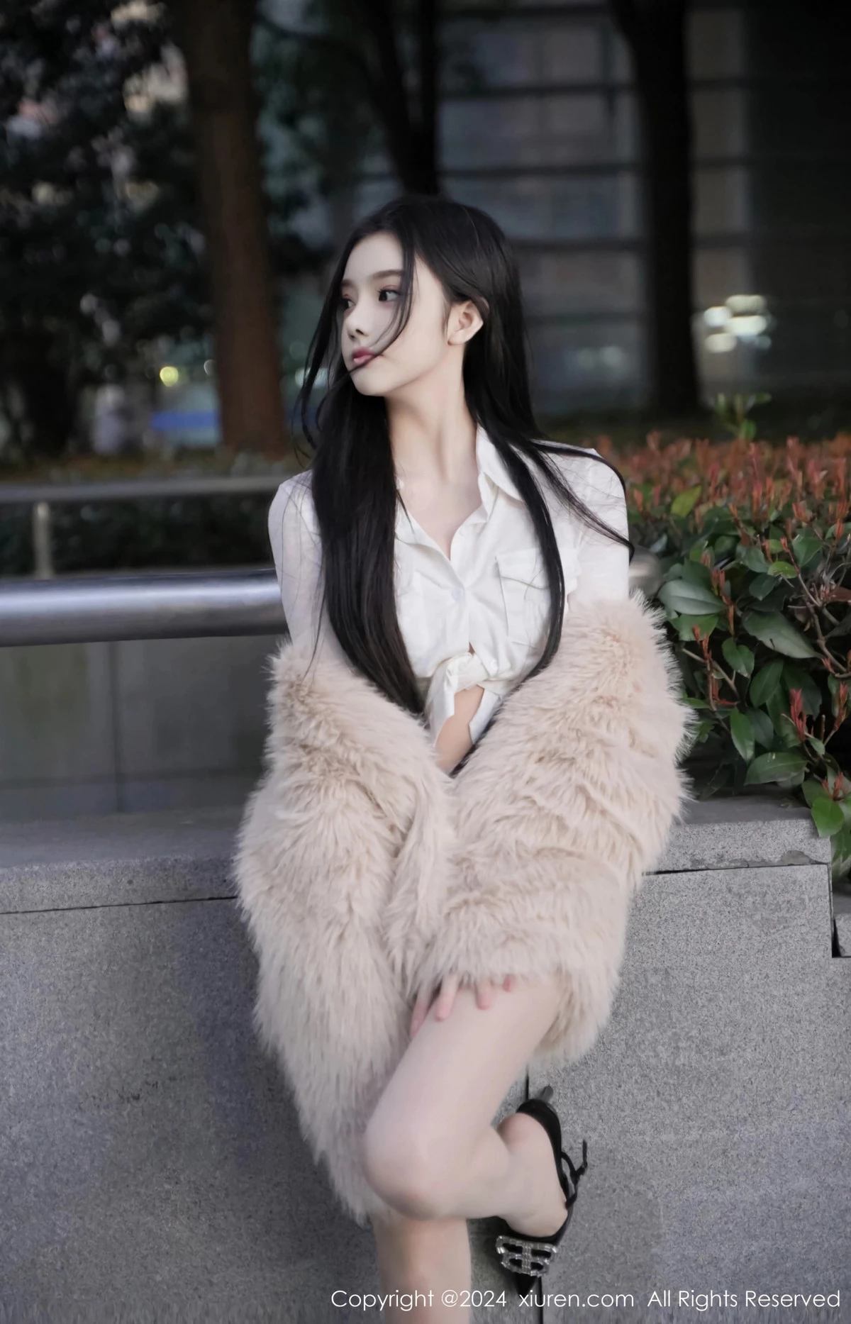 秀人集.com_[XiuRen秀人网]No.8261_模特龙雪儿性感白色上衣配超短牛仔裤秀曼妙身姿撩人诱惑写真77P