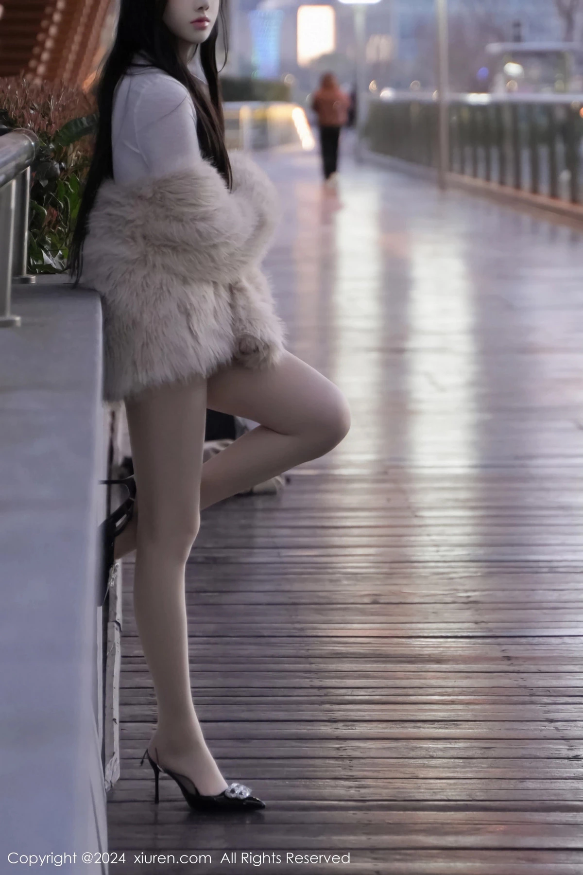 秀人集.com_[XiuRen秀人网]No.8261_模特龙雪儿性感白色上衣配超短牛仔裤秀曼妙身姿撩人诱惑写真77P