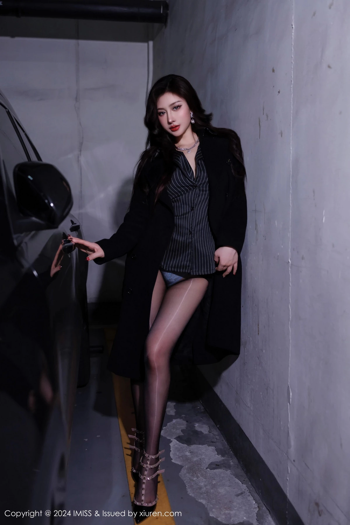 秀人集.com_[IMISS爱蜜社]Vol.768_模特蕾蕾醒了没性感黑色收身服饰配闪亮黑丝秀丰腴身材诱惑写真60P