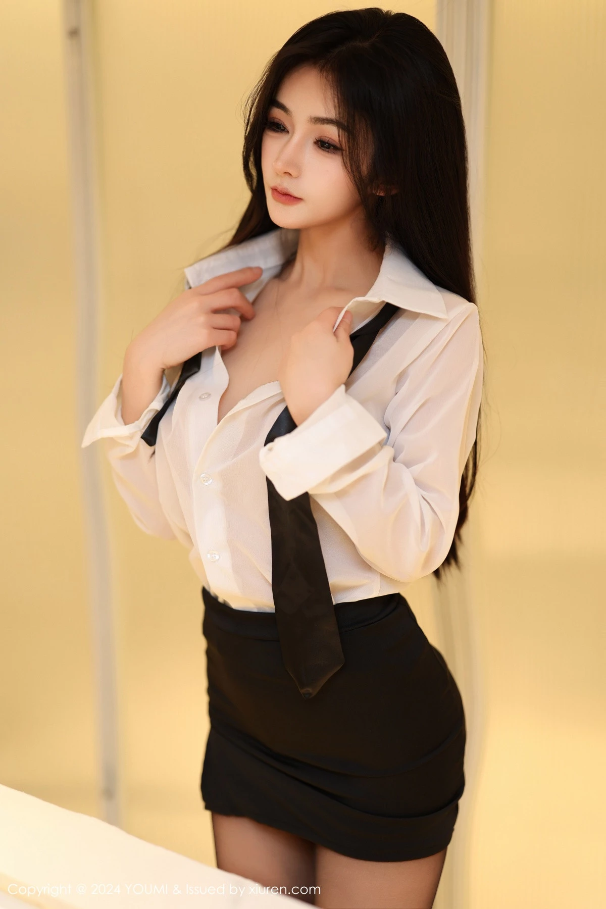 秀人集.com_[YouMi尤蜜荟]Vol.1050_模特谭小灵性感薄透白T配黑短裙露超薄黑丝秀翘臀美腿诱惑写真90P