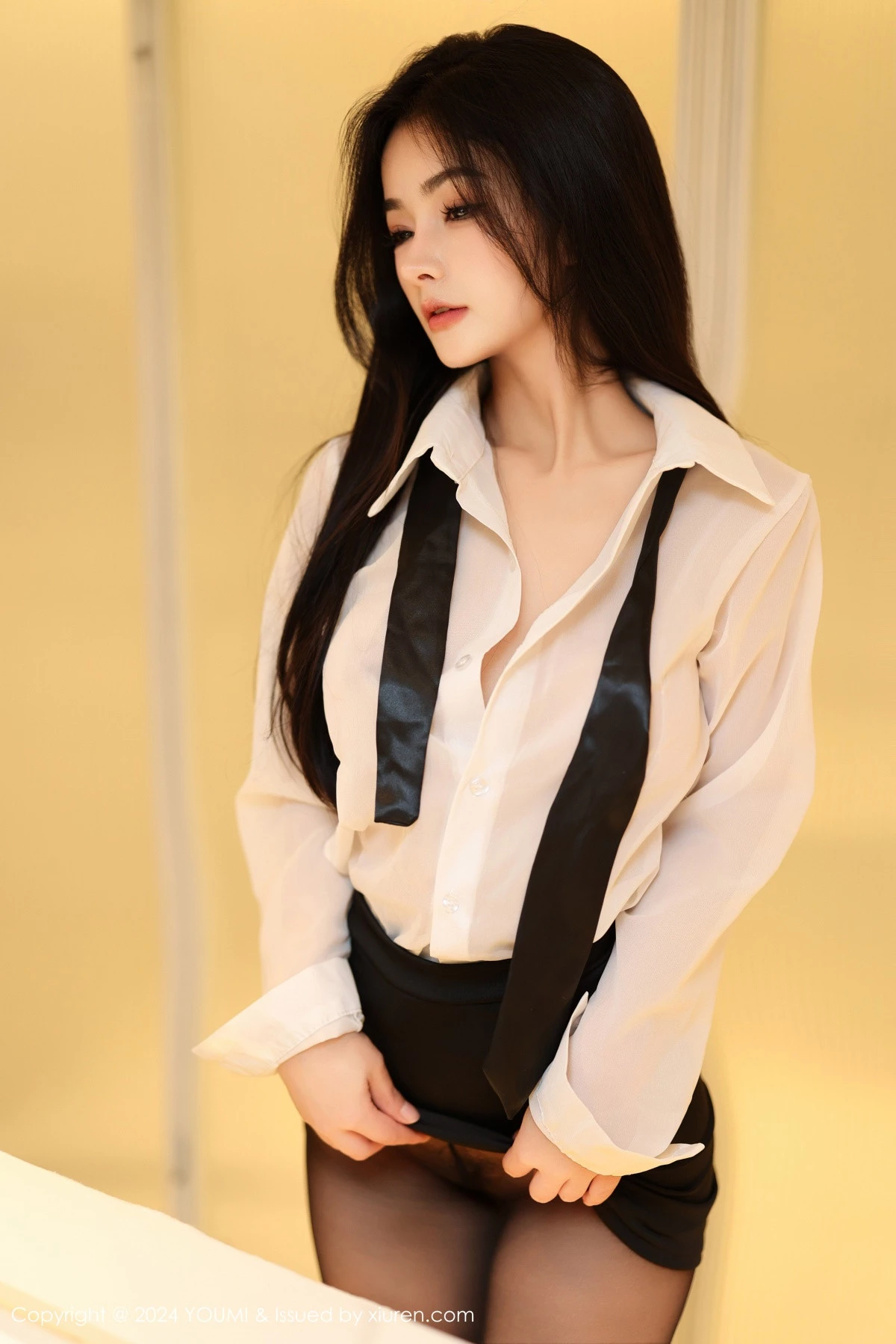 秀人集.com_[YouMi尤蜜荟]Vol.1050_模特谭小灵性感薄透白T配黑短裙露超薄黑丝秀翘臀美腿诱惑写真90P