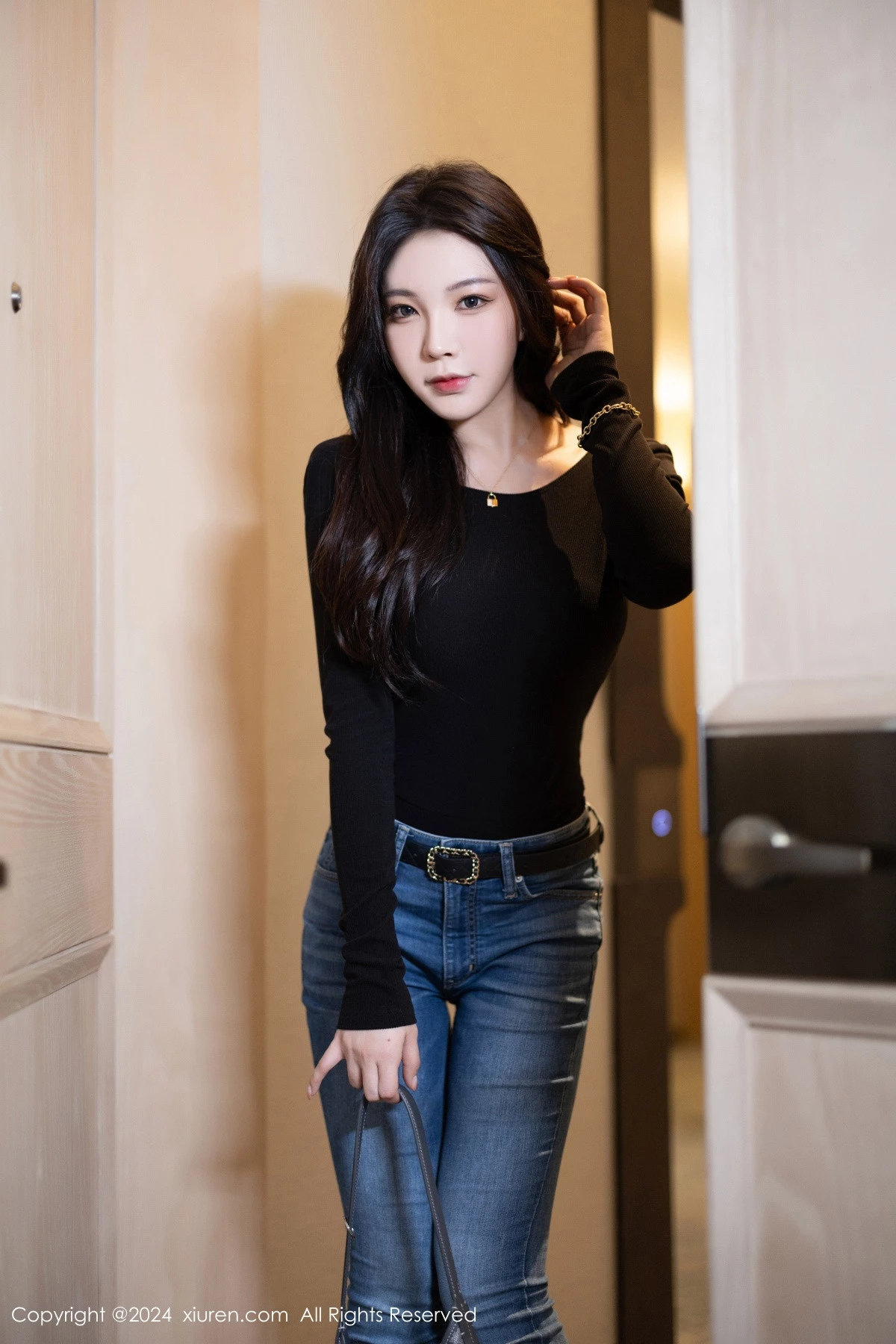 秀人集.com_[XiuRen秀人网]No.8385_模特徐莉芝Booty黑色露背上衣+皮质连衣裙秀曼妙身姿诱惑写真92P