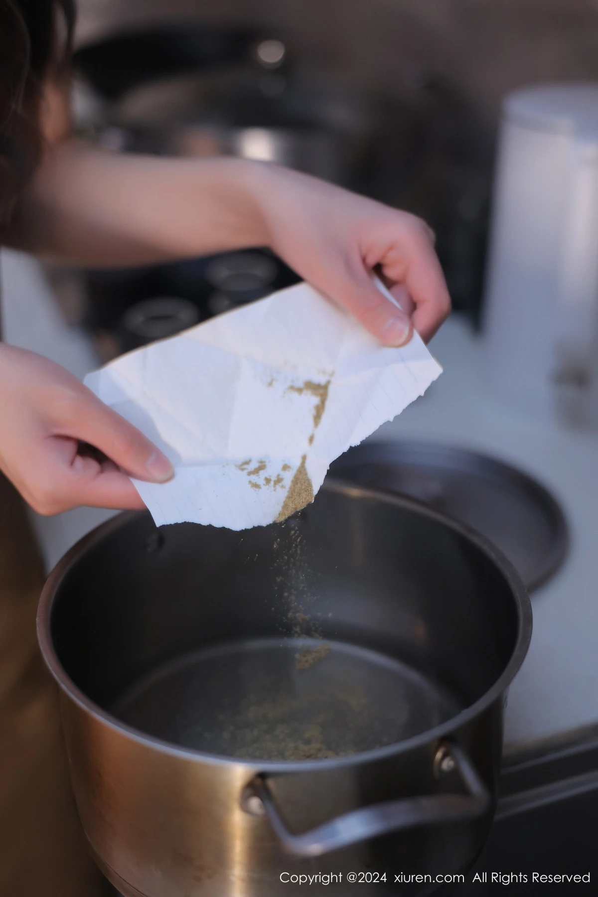 秀人集.com_[XiuRen秀人网]No.8388_模特桃妖夭性感咖啡色围裙配超薄无内肉丝秀惹火身材诱惑写真94P