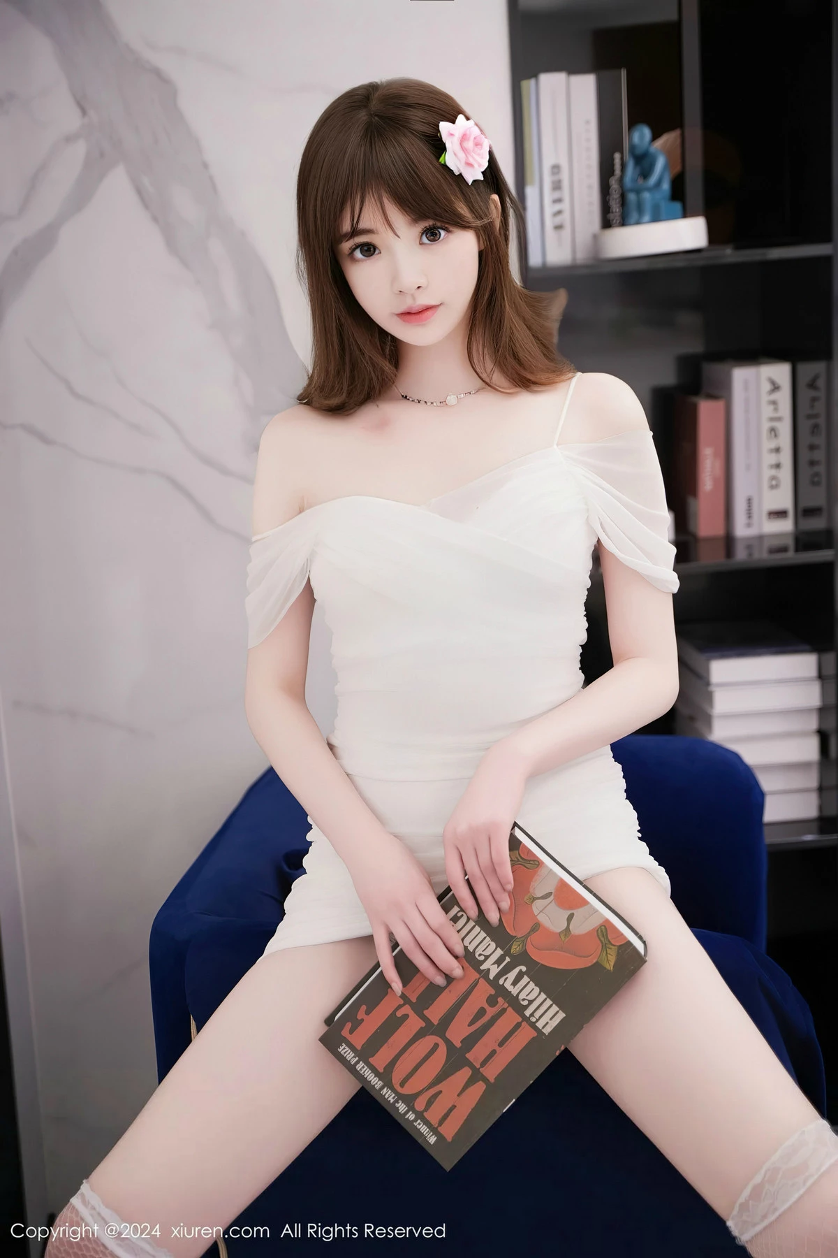 秀人集.com_[XiuRen秀人网]No.8407_模特梦灵儿Mini白色露肩连衣短裙配白丝网袜秀完美身材诱惑写真58P