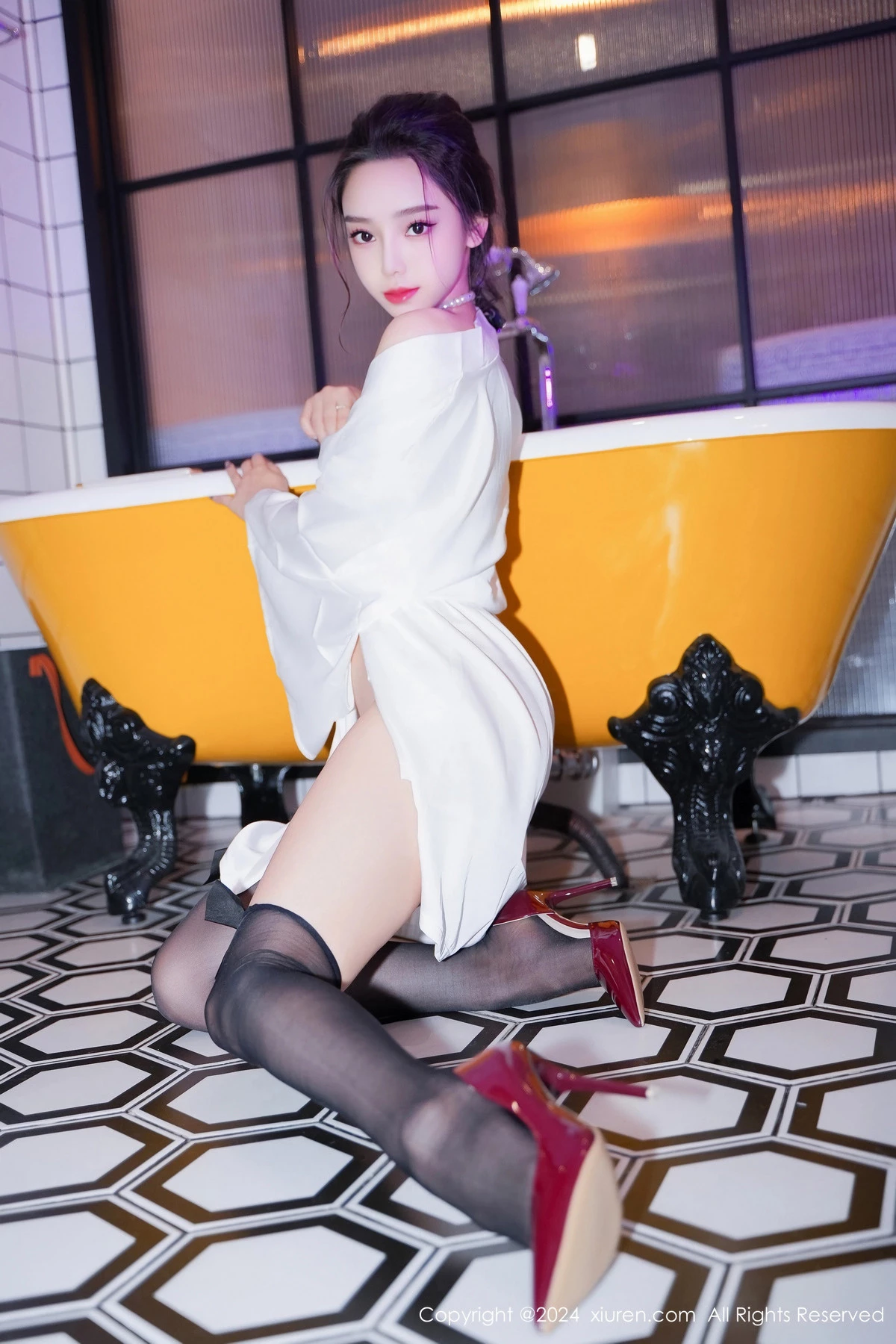 秀人集.com_[XiuRen秀人网]No.8283_模特苏曼兮浴室场景性感白色连衣裙配黑丝袜秀丰腴美臀诱惑写真84P