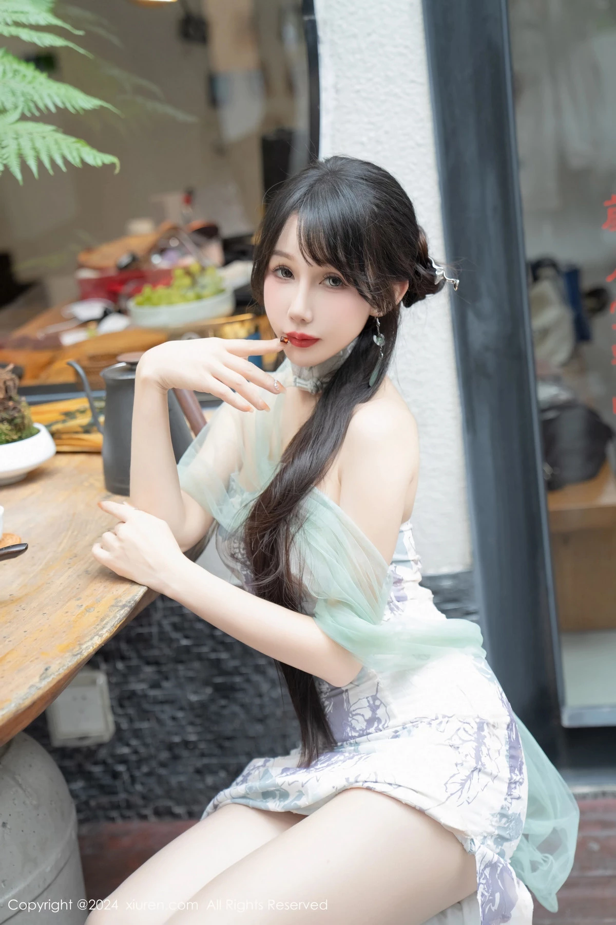 秀人集.com_[XiuRen秀人网]No.8448_模特波巧酱性感黑色薄纱肚兜+图案旗袍配闪亮肉丝完美诱惑写真96P