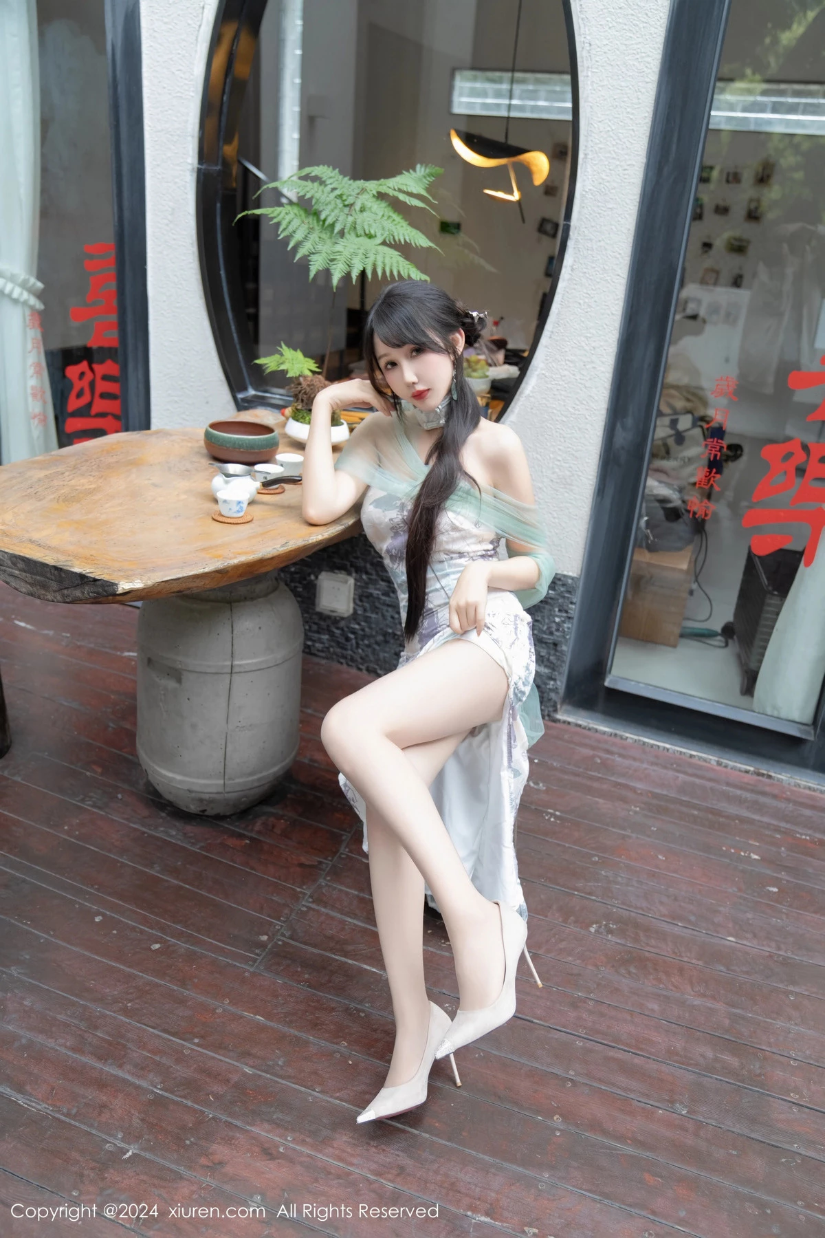 秀人集.com_[XiuRen秀人网]No.8448_模特波巧酱性感黑色薄纱肚兜+图案旗袍配闪亮肉丝完美诱惑写真96P