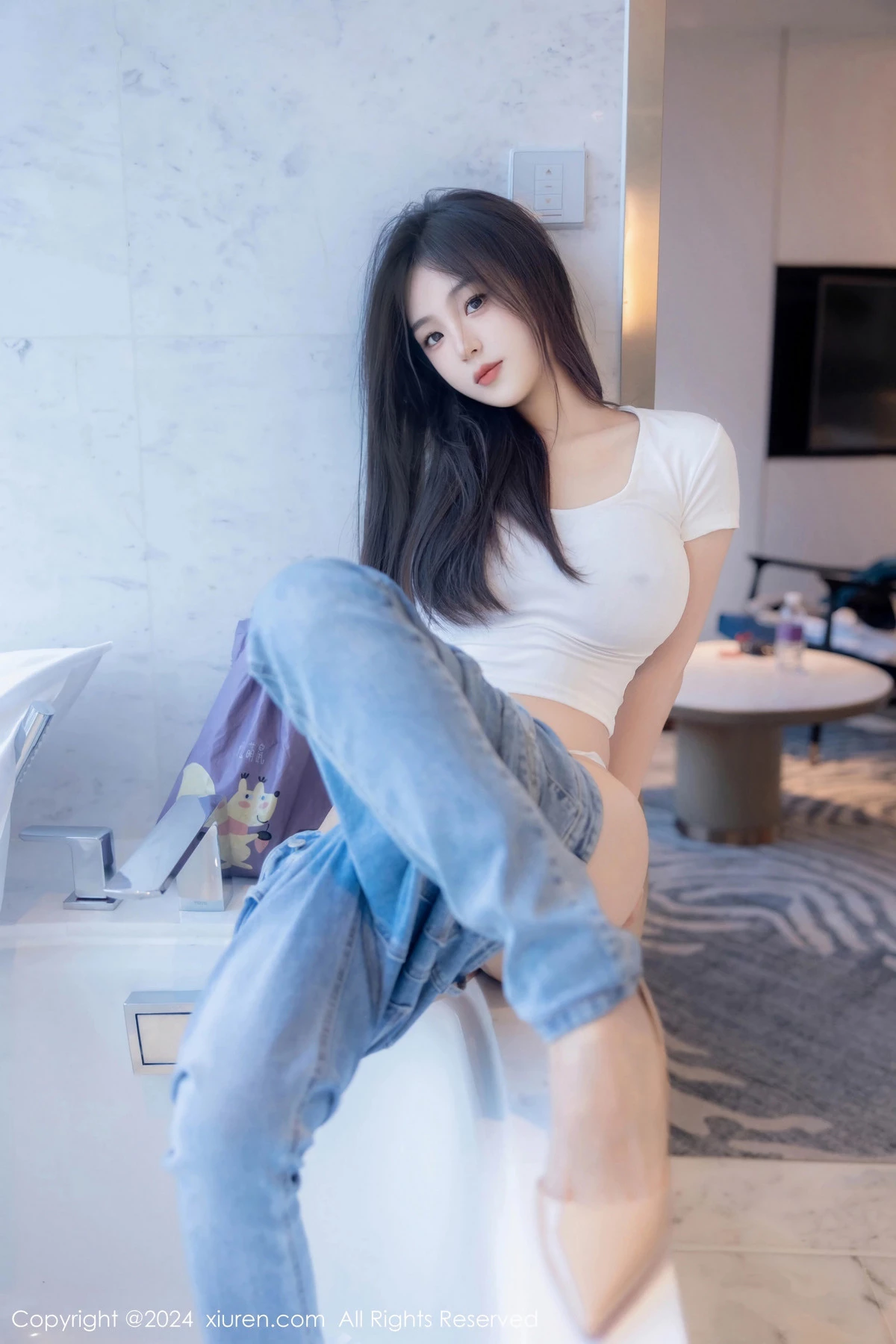 秀人集.com_[XiuRen秀人网]No.8467_新人模特周周不吃香菜性感白T配牛仔裤秀完美身姿迷人诱惑写真88P