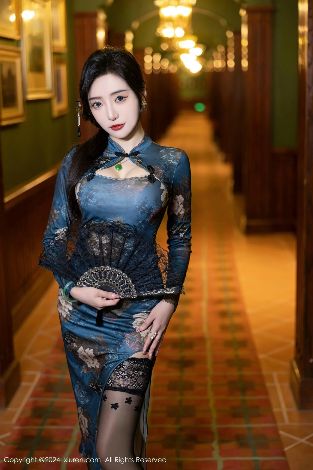 秀人集.com_[XiuRen秀人网]No.8425_女神王馨瑶yanni性感蓝色图案旗袍配超薄黑丝秀完美身材迷人写真82P