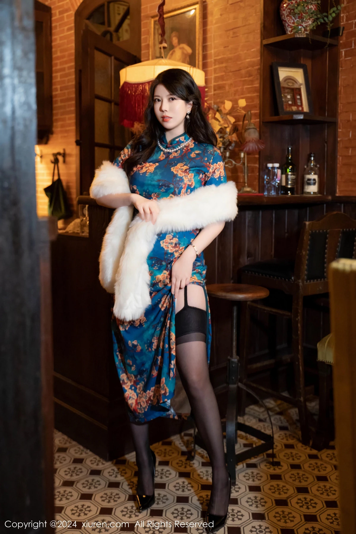 秀人集.com_[XiuRen秀人网]No.8476_模特白茹雪性感深色旗袍露红色内衣配黑丝袜秀完美身材诱惑写真60P