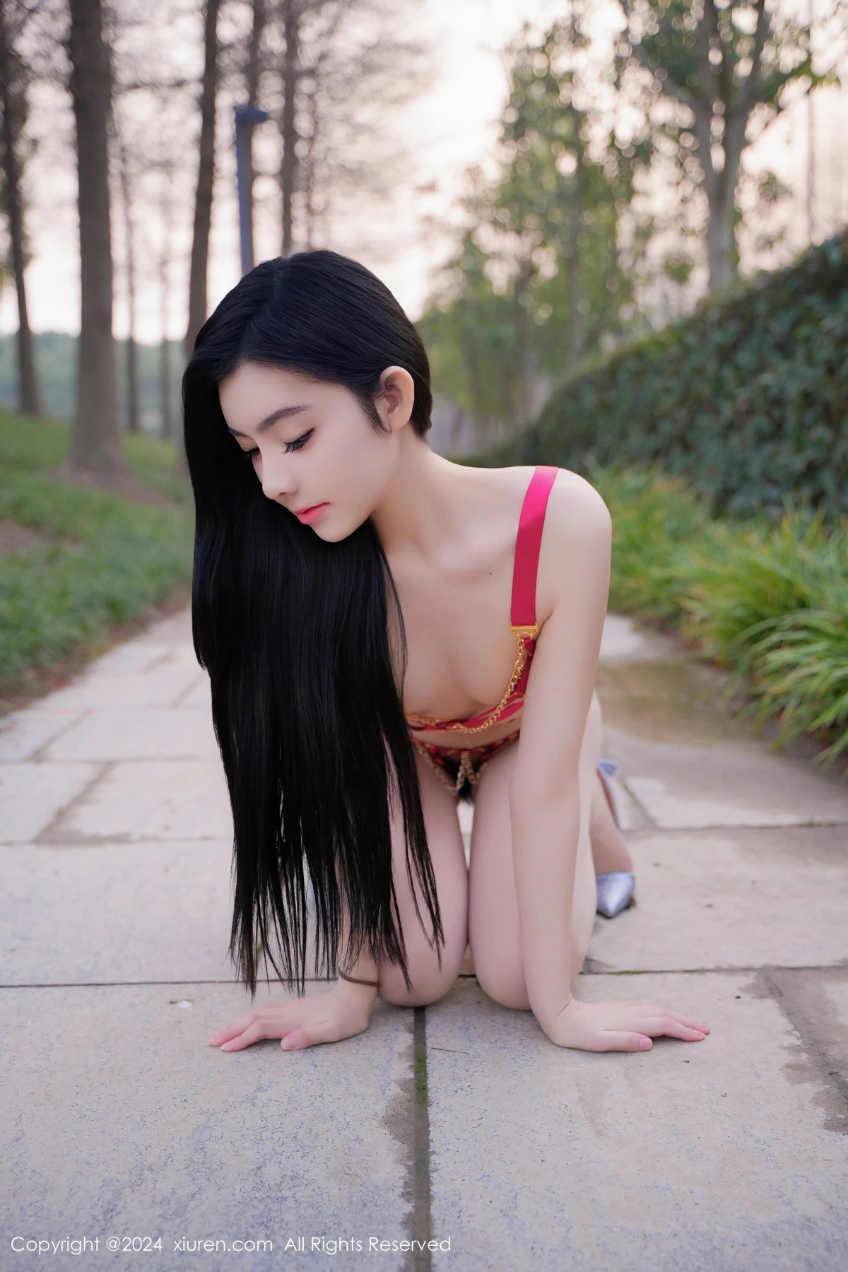 秀人集.com_[XiuRen秀人网]No.8489_模特龙雪儿户外性感红色情趣服饰配开档白丝秀惹火身材诱惑写真49P