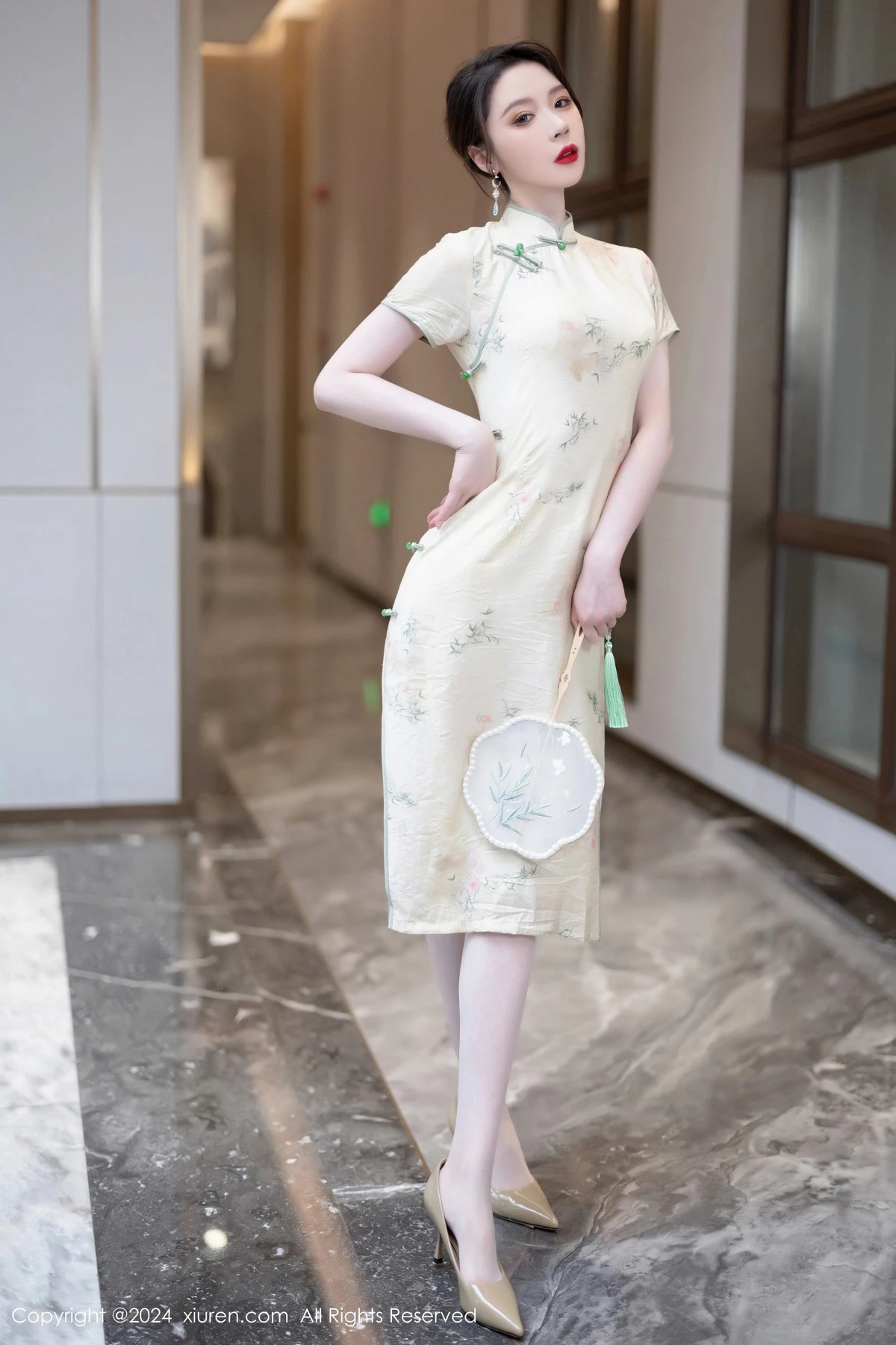 秀人集.com_[XiuRen秀人网]No.8497_模特梦心玥性感浅黄色旗袍配肉丝吊袜秀高挑曼妙身姿诱惑写真83P