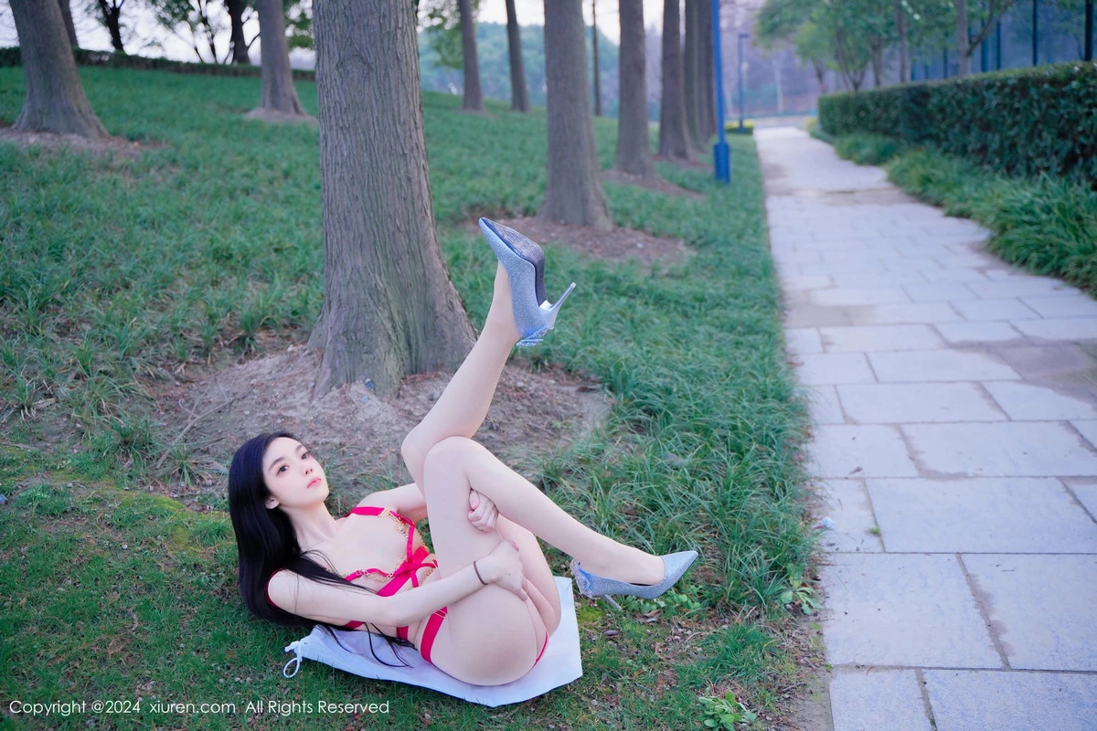 秀人集.com_[XiuRen秀人网]No.8489_模特龙雪儿户外性感红色情趣服饰配开档白丝秀惹火身材诱惑写真49P
