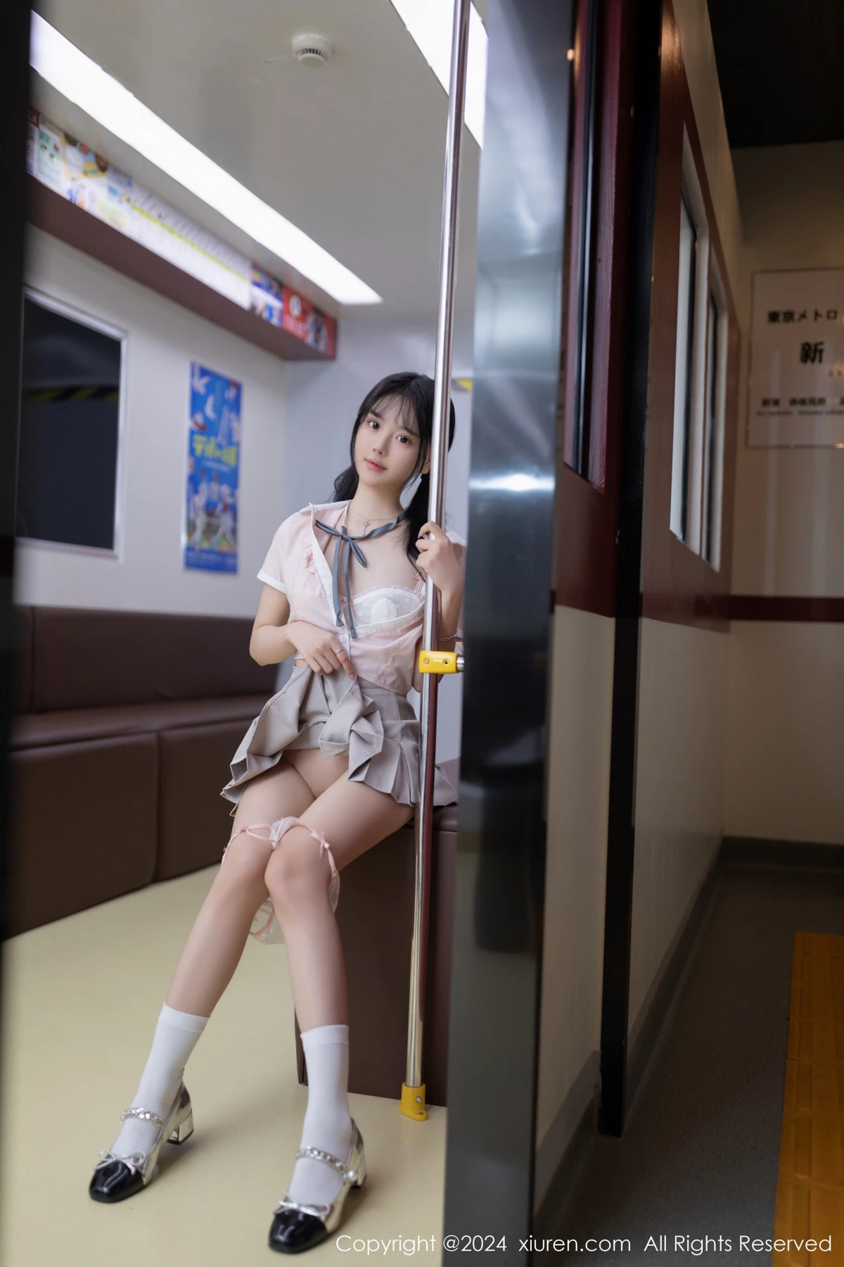 秀人集.com_[XiuRen秀人网]No.8515_模特幼幼地铁场景性感浅色学妹制服半脱秀完美身材迷人诱惑写真80P