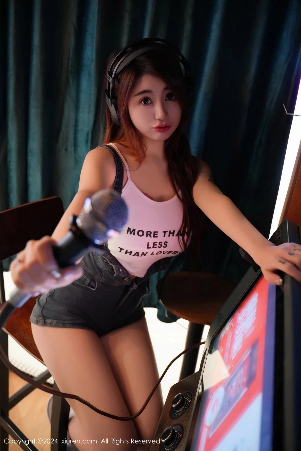 秀人集.com_[XiuRen秀人网]No.8506_模特美七Mia性感白色服饰配牛仔裤半脱秀丰腴身材惹火诱惑写真99P