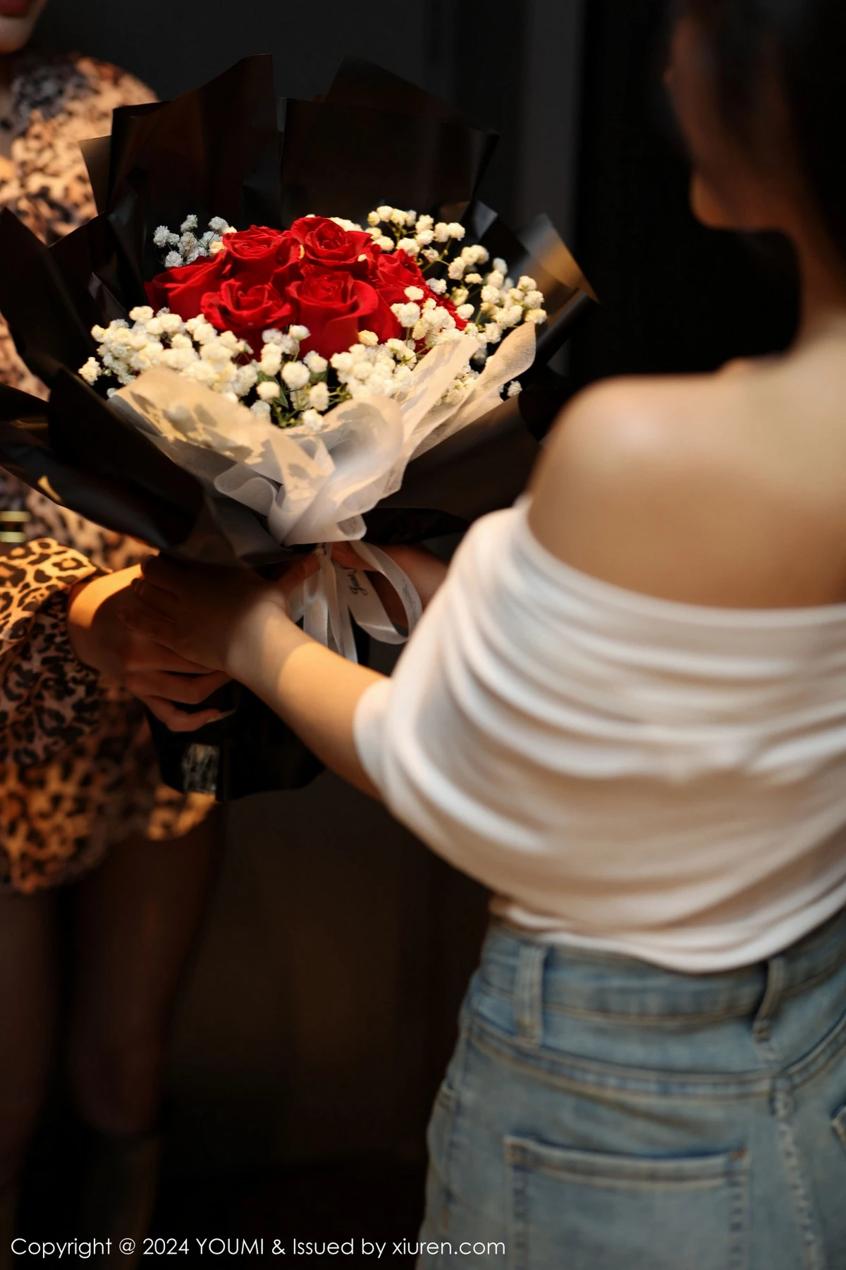 秀人集.com_[YouMi尤蜜荟]Vol.1061_模特合集谭小灵私房性感白色上衣配牛仔裤秀曼妙身姿诱惑写真99P