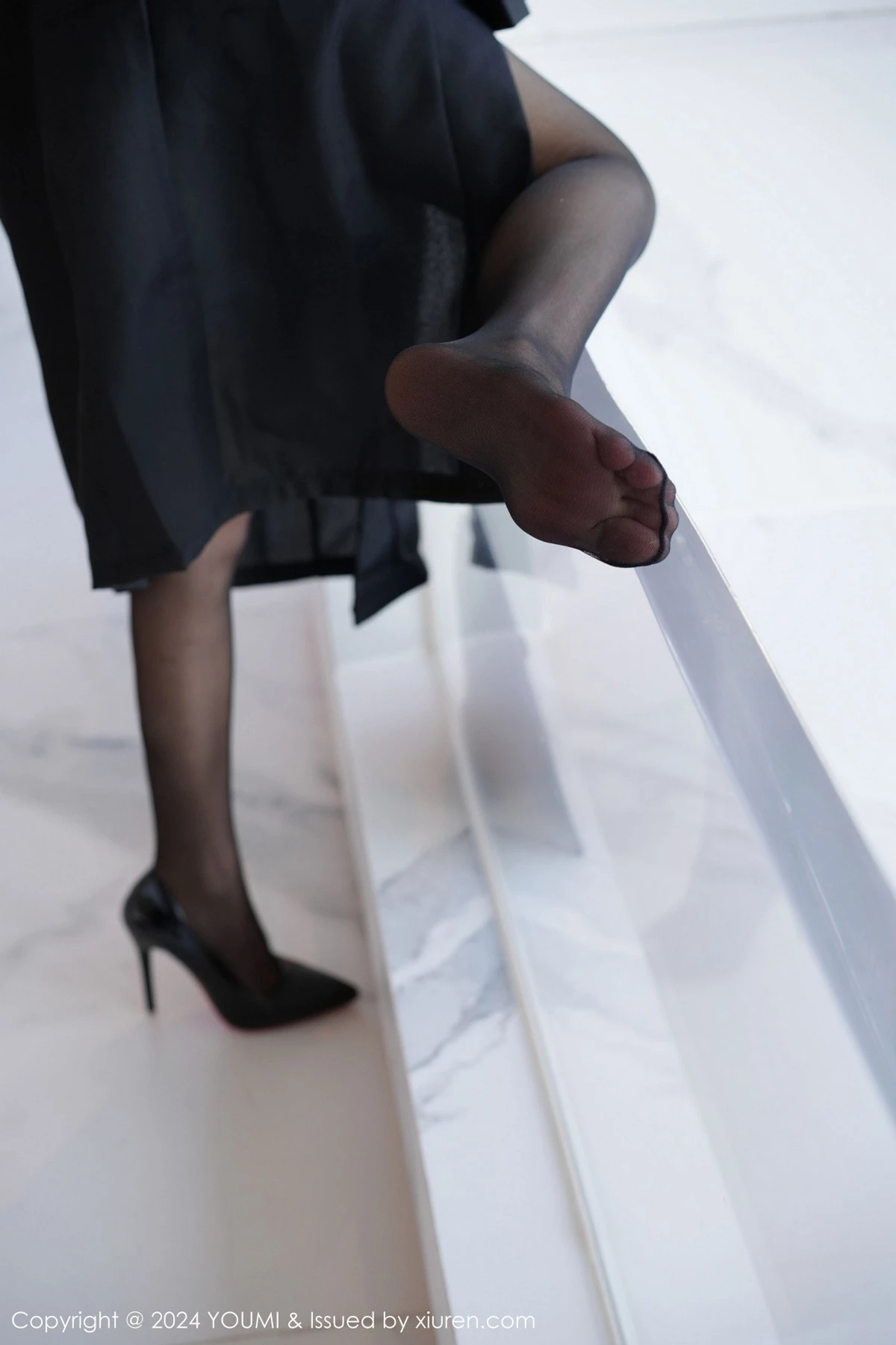 秀人集.com_[YouMi尤蜜荟]Vol.1064_模特鱼尾fish性感黑色风衣露黑色情趣服配超薄黑丝极致魅惑写真95P