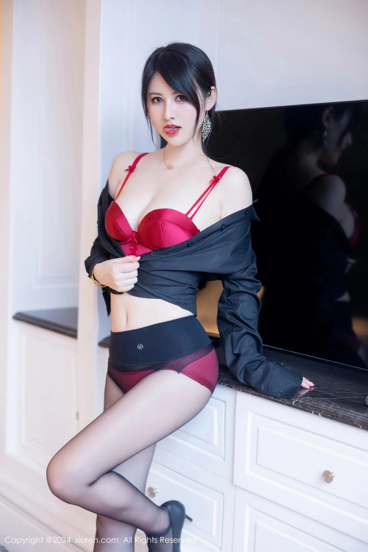 秀人集.com_[XiuRen秀人网]No.8569_模特诗诗kiki性感黑色OL服饰露红色内衣秀丰腴身材撩人诱惑写真83P