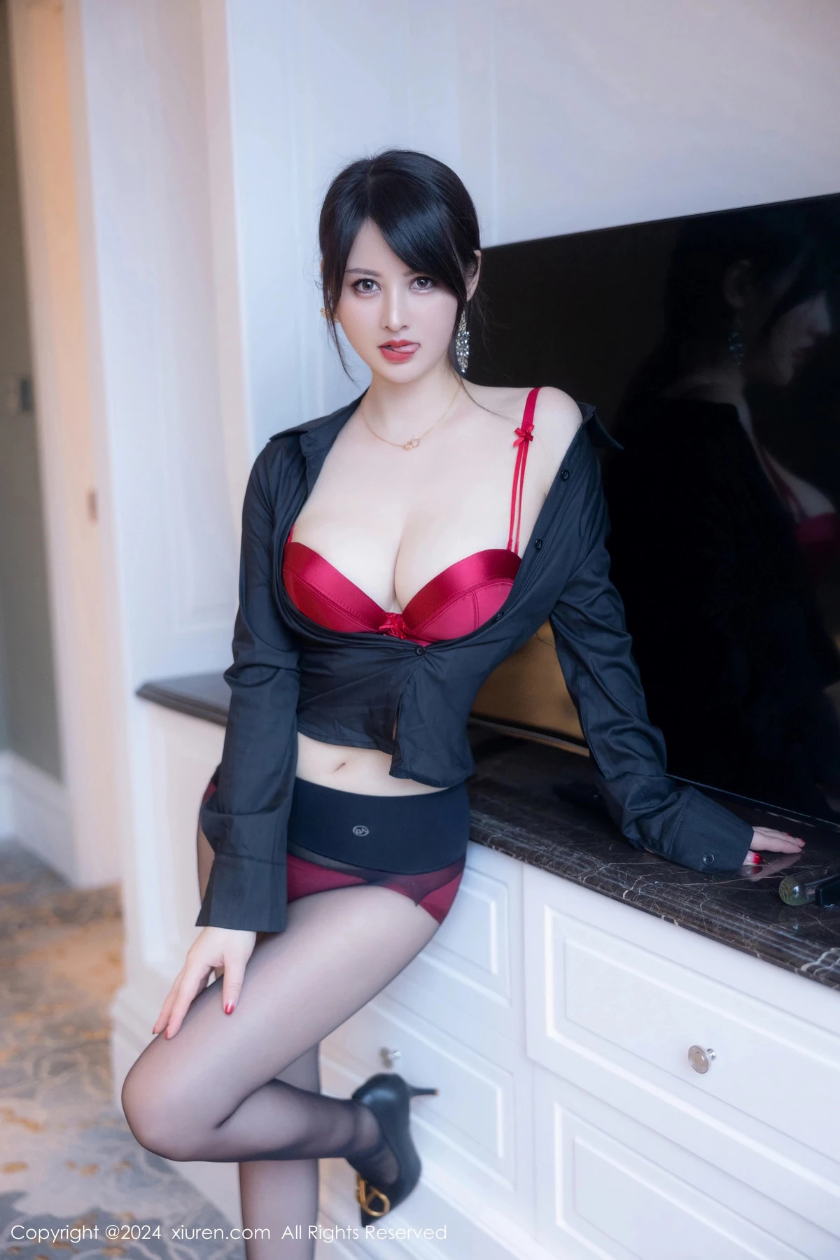 秀人集.com_[XiuRen秀人网]No.8569_模特诗诗kiki性感黑色OL服饰露红色内衣秀丰腴身材撩人诱惑写真83P