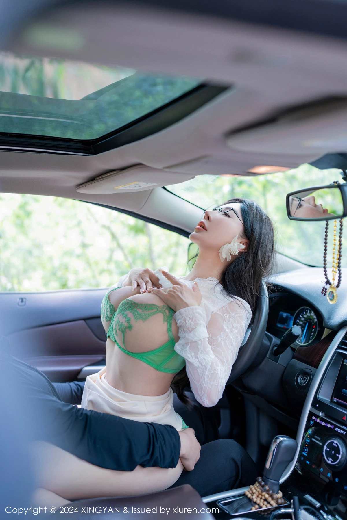 秀人集.com_[XINGYAN星颜社]VOL.234_模特潘思沁汽车场景性感白色服饰露绿色内衣秀巨乳肥臀诱惑写真82P