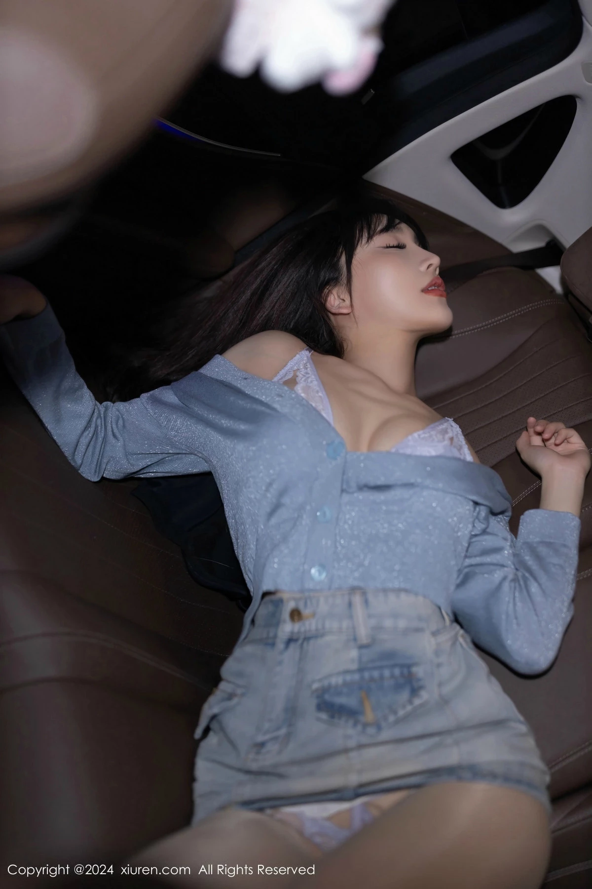 秀人集.com_[XiuRen秀人网]No.8590_模特陆萱萱打车主题性感牛仔短裤配开档肉丝秀翘臀美腿诱惑写真80P