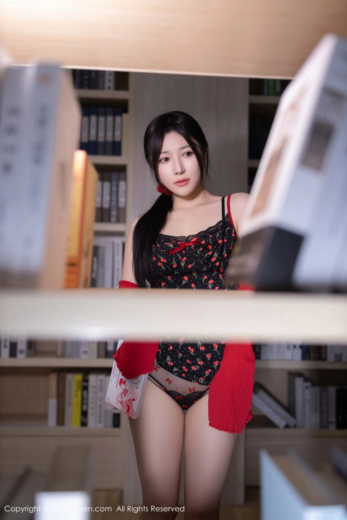 秀人集.com_[XiuRen秀人网]No.8596_模特鱼子酱Fish图书馆场景花色吊带连衣短裙秀曼妙身姿诱惑写真81P