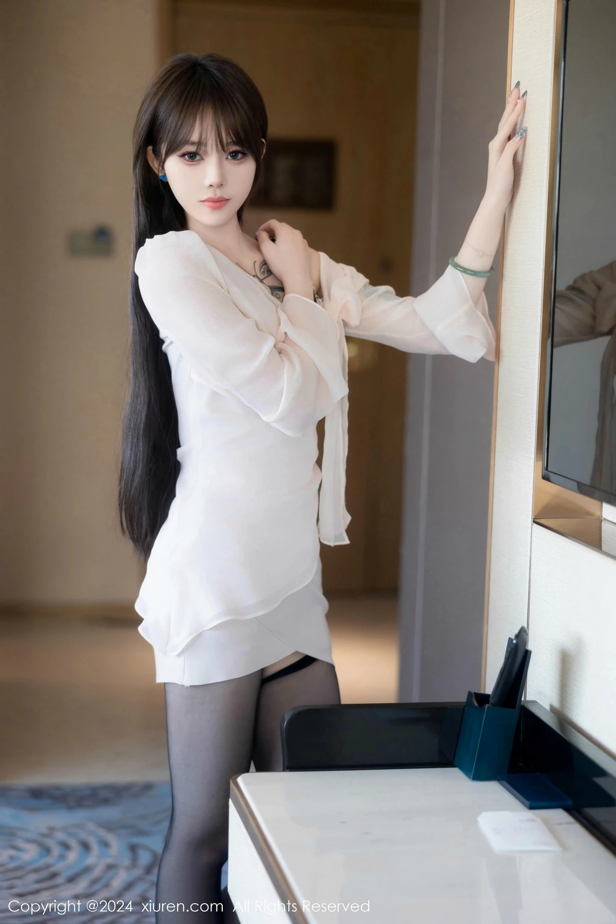 秀人集.com_[XiuRen秀人网]No.8591_模特奶瓶性感白色上衣露黑色情趣服饰配黑丝吊袜秀美腿诱惑写真85P