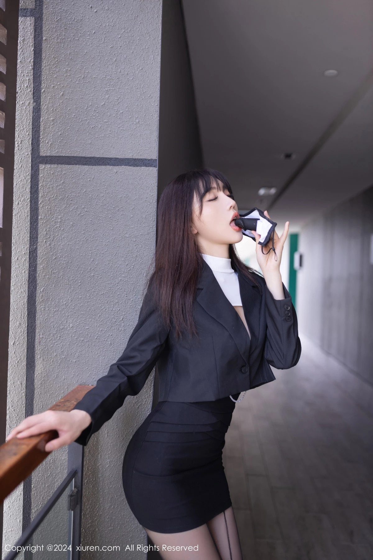 秀人集.com_[XiuRen秀人网]No.8627_模特陆萱萱性感白色露胸服饰配黑丝吊袜秀完美身材迷人诱惑写真80P