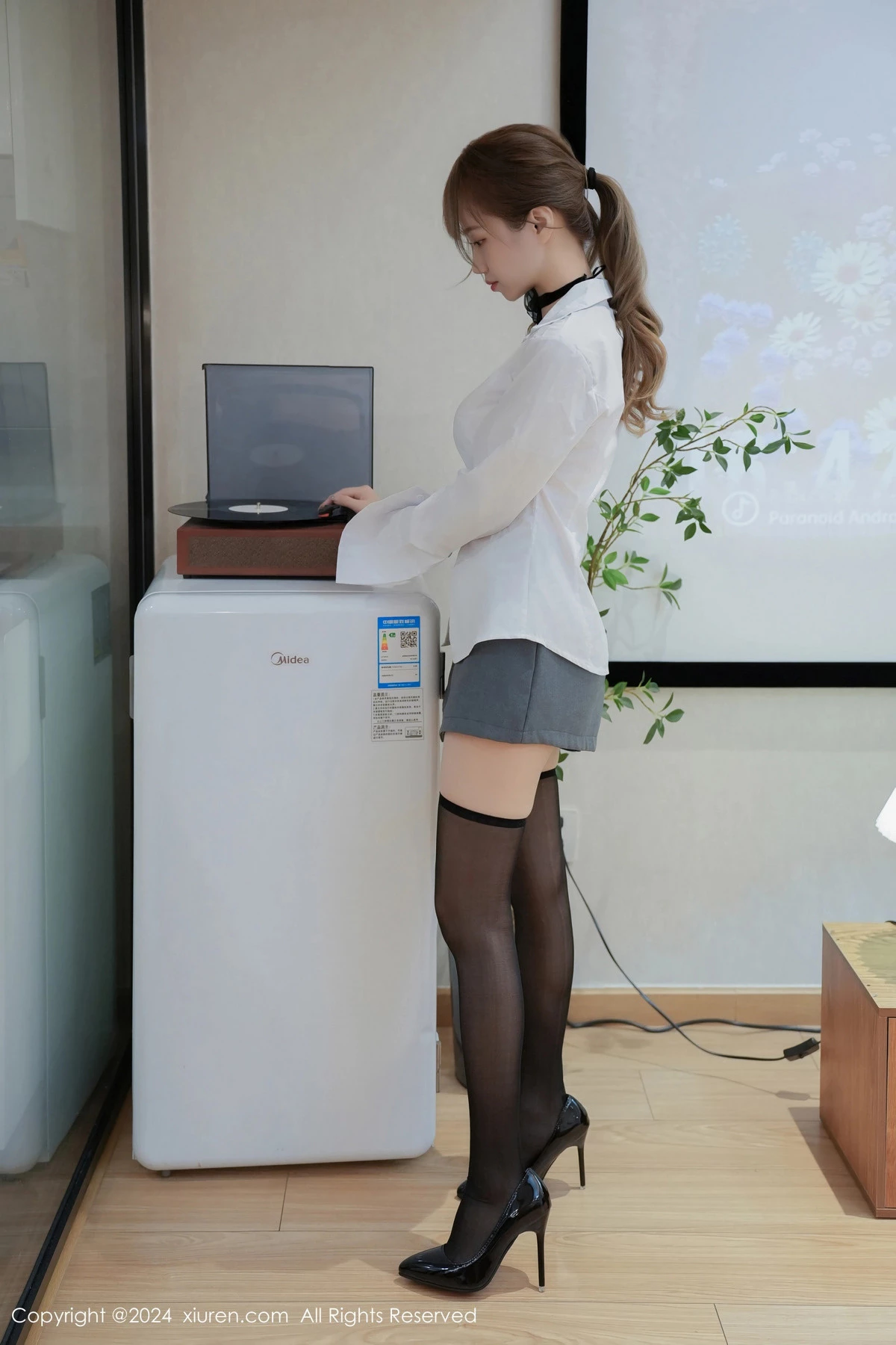 秀人集.com_[XiuRen秀人网]No.8609_新人模特甜白酱性感白T配灰短裙露白色内衣秀柔美身姿诱惑写真84P