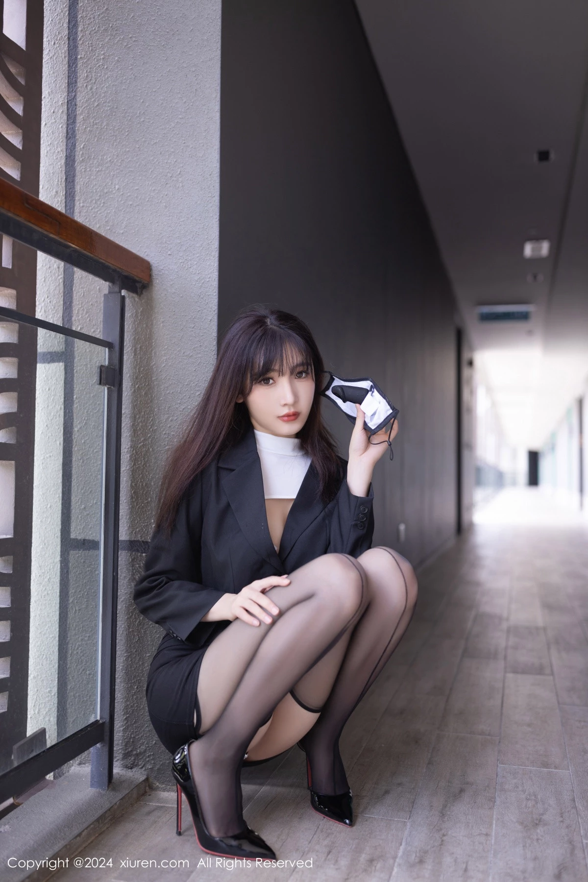 秀人集.com_[XiuRen秀人网]No.8627_模特陆萱萱性感白色露胸服饰配黑丝吊袜秀完美身材迷人诱惑写真80P