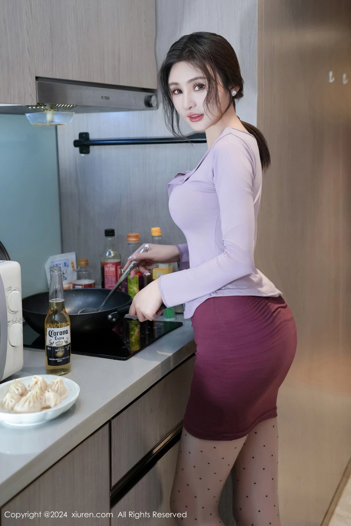 秀人集.com_[XiuRen秀人网]No.8622_模特Emily尹菲厨房场景性感紫色包臀短裙配黑丝吊袜秀美腿写真84P