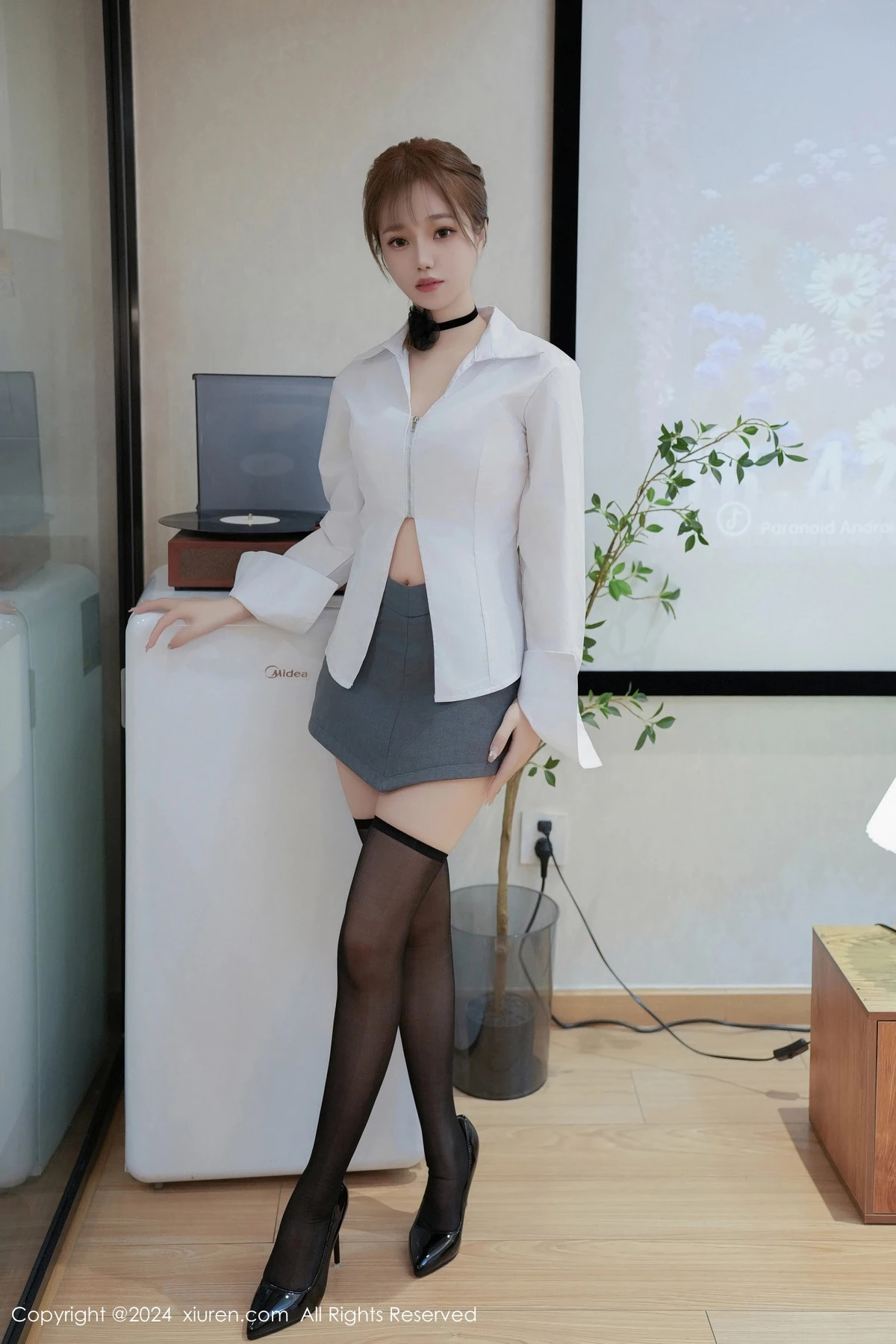 秀人集.com_[XiuRen秀人网]No.8609_新人模特甜白酱性感白T配灰短裙露白色内衣秀柔美身姿诱惑写真84P